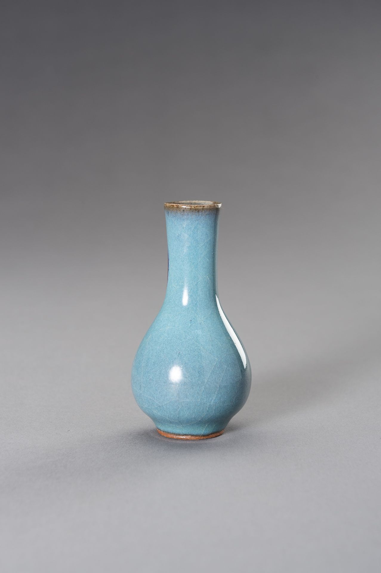 A MINIATURE JUN PURPLE-SPLASHED PORCELAIN BOTTLE VASE, REPUBLIC PERIOD - Bild 4 aus 8