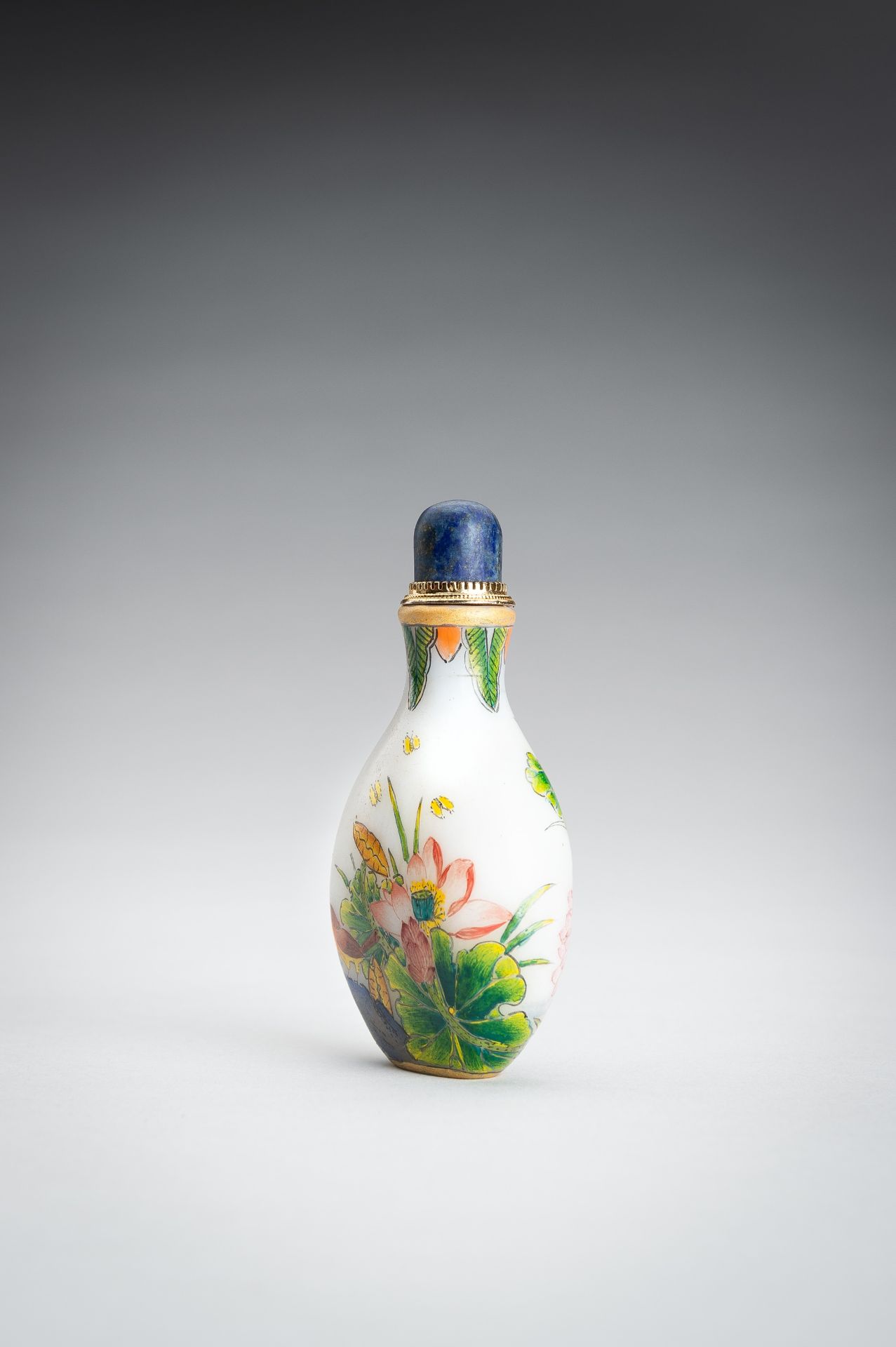 AN ENAMELED GLASS SNUFF BOTTLE WITH FLOWERS AND BIRDS, REPUBLIC - Image 2 of 13