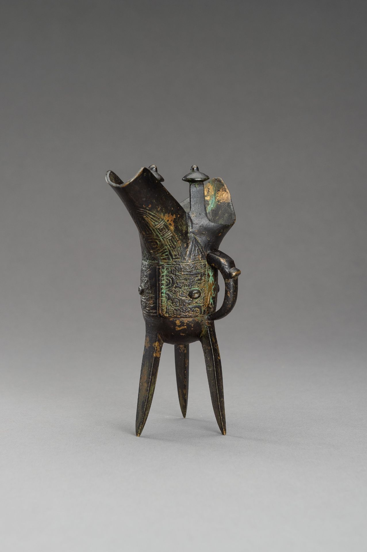 AN ARCHAISTIC SHANG STYLE BRONZE RITUAL TRIPOD WINE VESSEL, JUE - Image 2 of 8