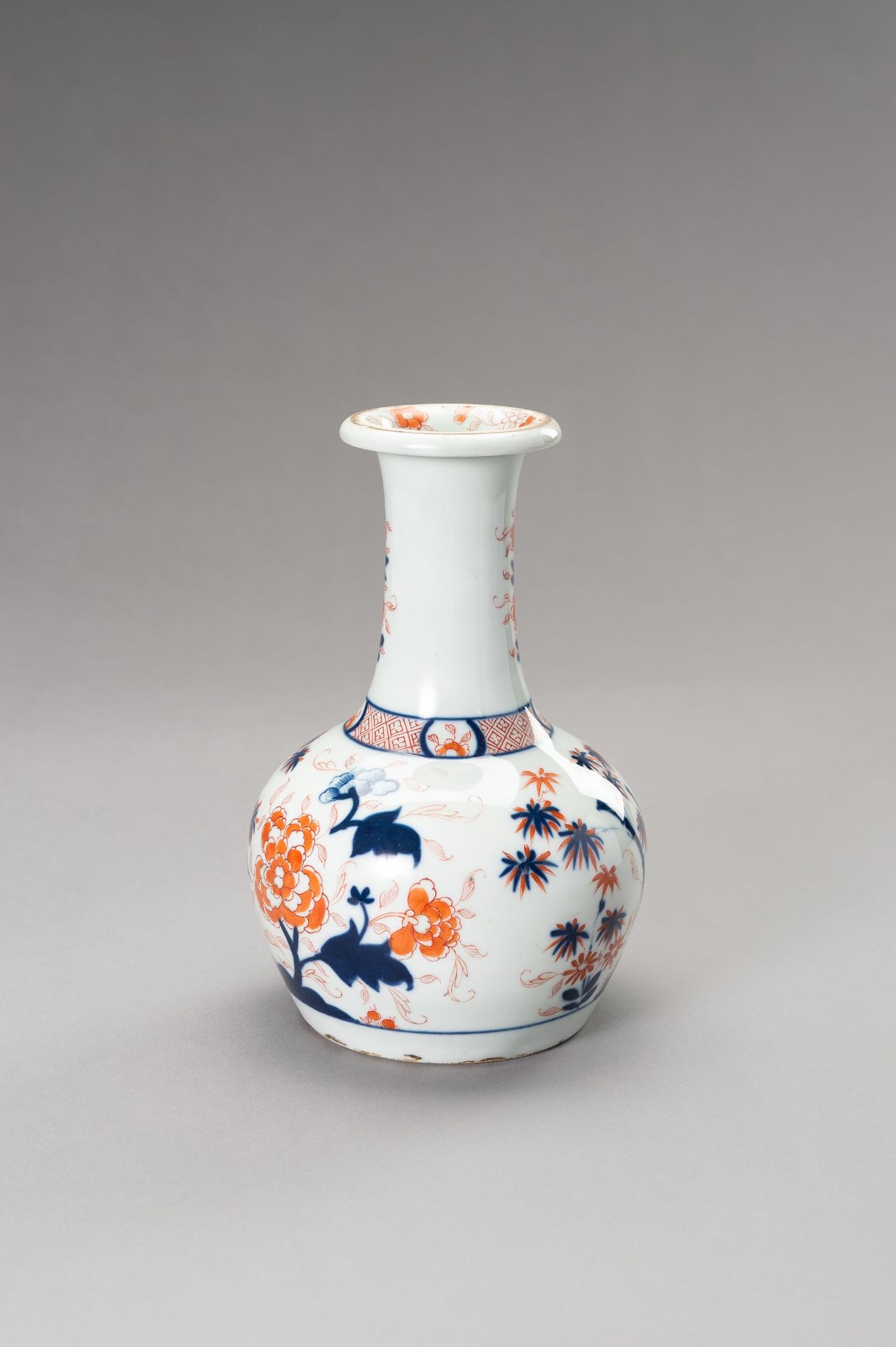 AN IMARI 'FLOWERS AND BAMBOO' PORCELAIN VASE, QING DYNASTY - Image 11 of 11