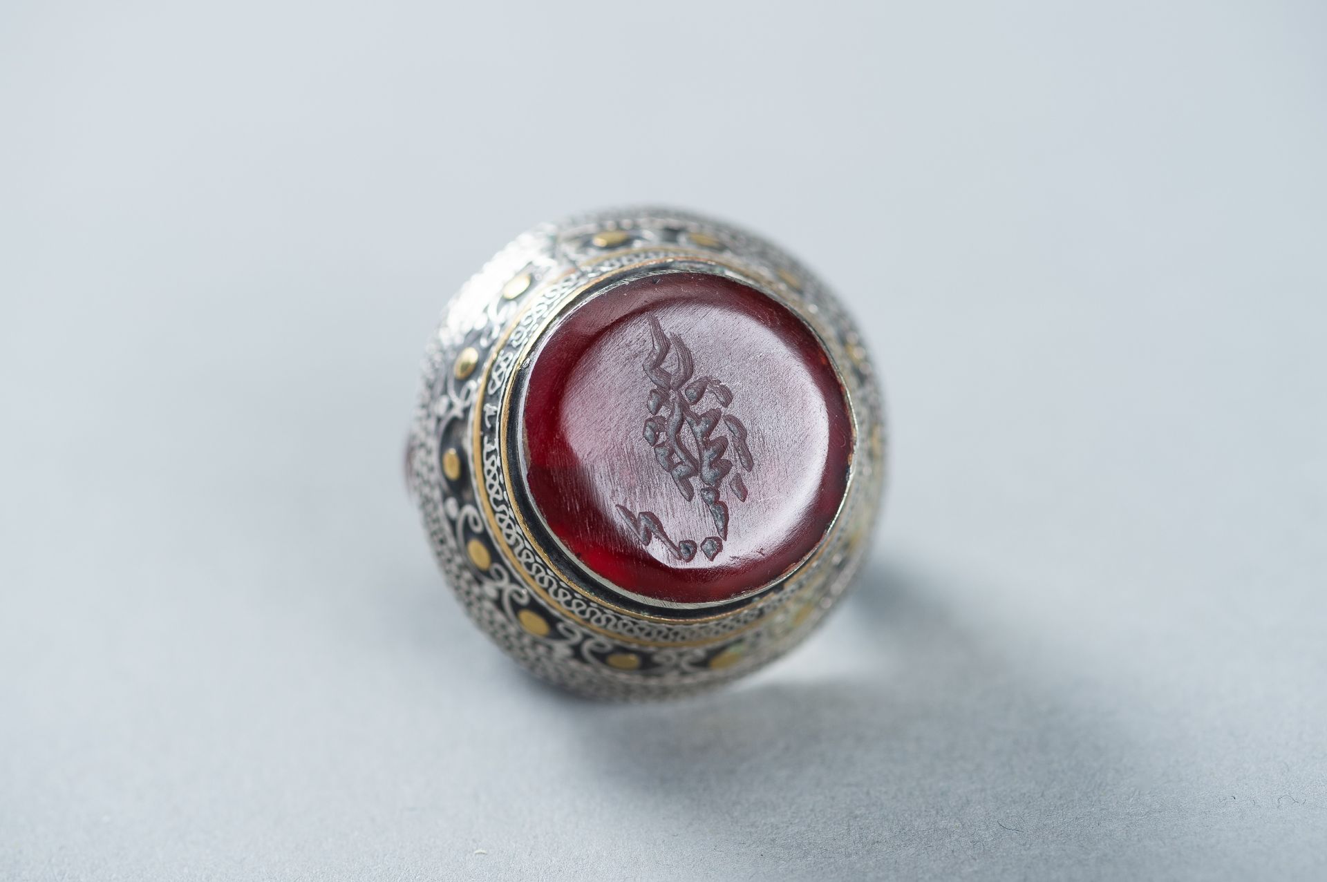 AN AGATE INTAGLIO INSET PERSIAN SILVER RING - Image 3 of 8