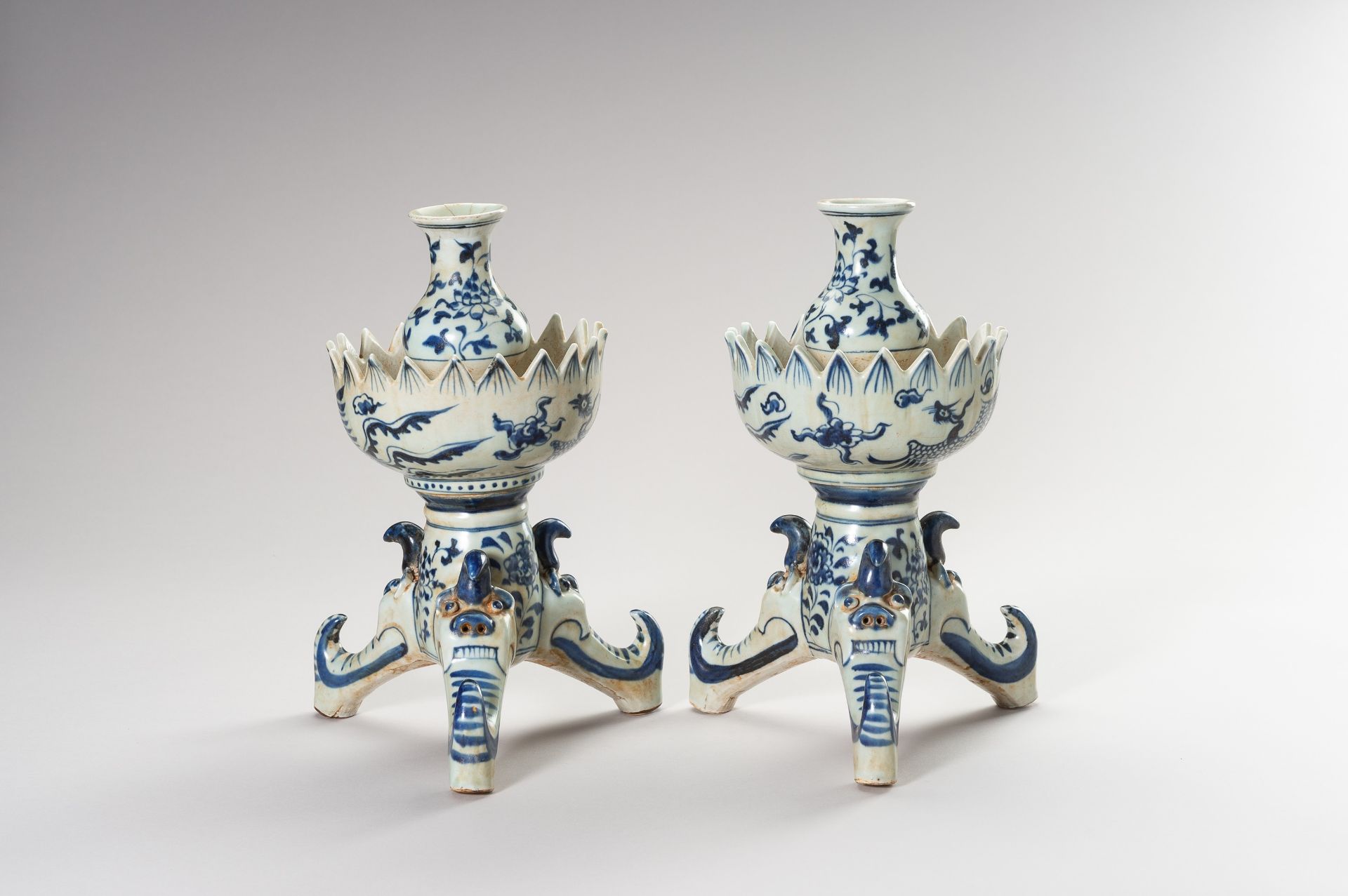 A PAIR OF MING STYLE BLUE AND WHITE CANDLE HOLDERS - Image 5 of 8