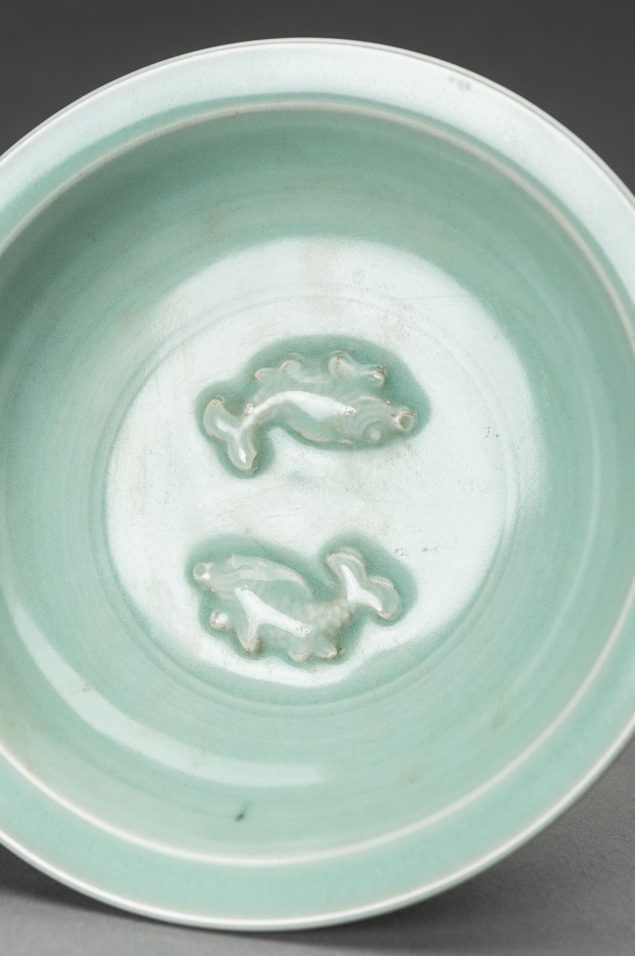 A YUAN STYLE LONGQUAN CELADON 'TWIN FISH' PORCELAIN DISH - Image 3 of 15