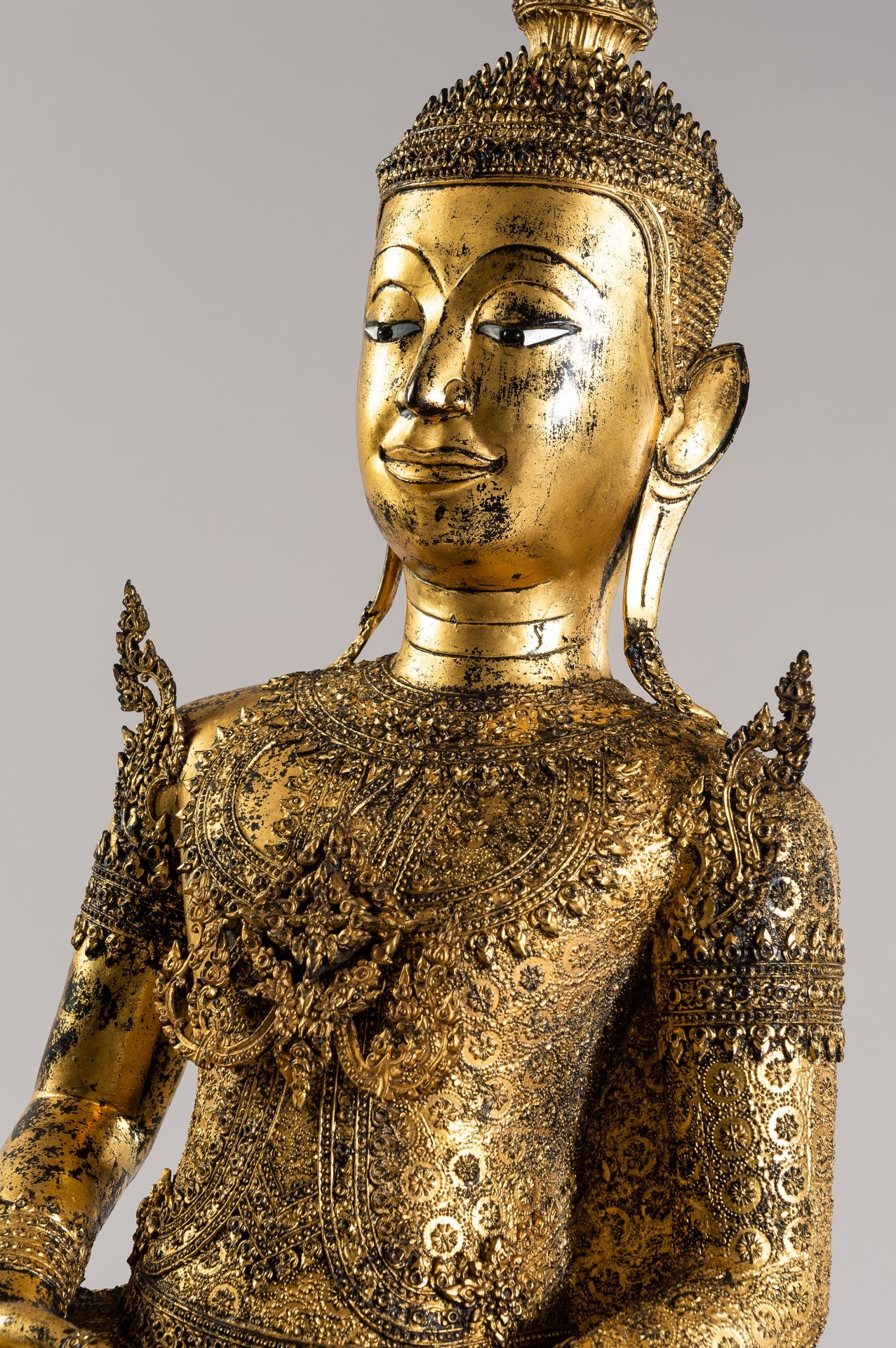 AN IMPRESSIVE LACQUER GILT BRONZE FIGURE OF BUDDHA, RATTANAKOSIN - Image 9 of 22