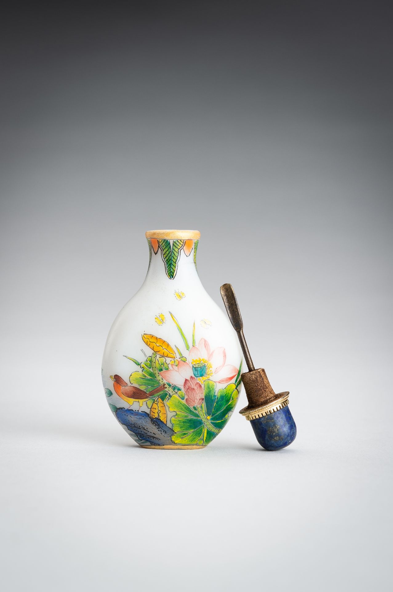 AN ENAMELED GLASS SNUFF BOTTLE WITH FLOWERS AND BIRDS, REPUBLIC - Image 10 of 13