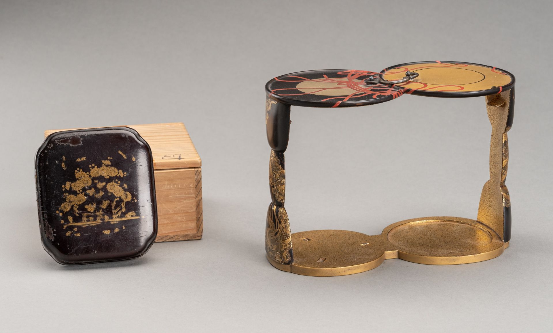 A LOT WITH A DRUM SHAPED LACQUERED SAKE SET AND A LACQUER BOX, 19th CENTURY