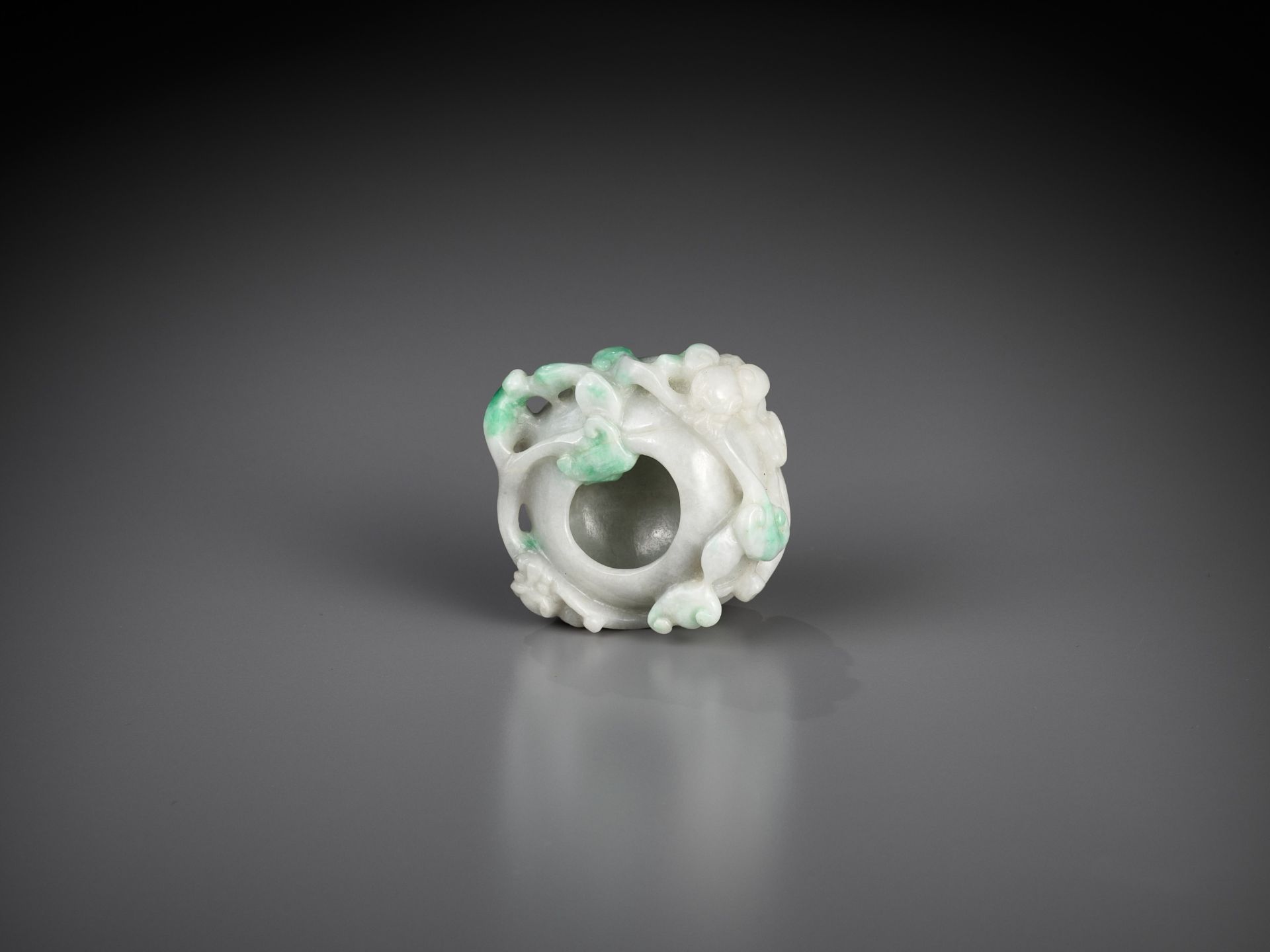 A SMALL JADEITE 'CHILONG' WASHER, LATE QING TO REPUBLIC - Bild 2 aus 11