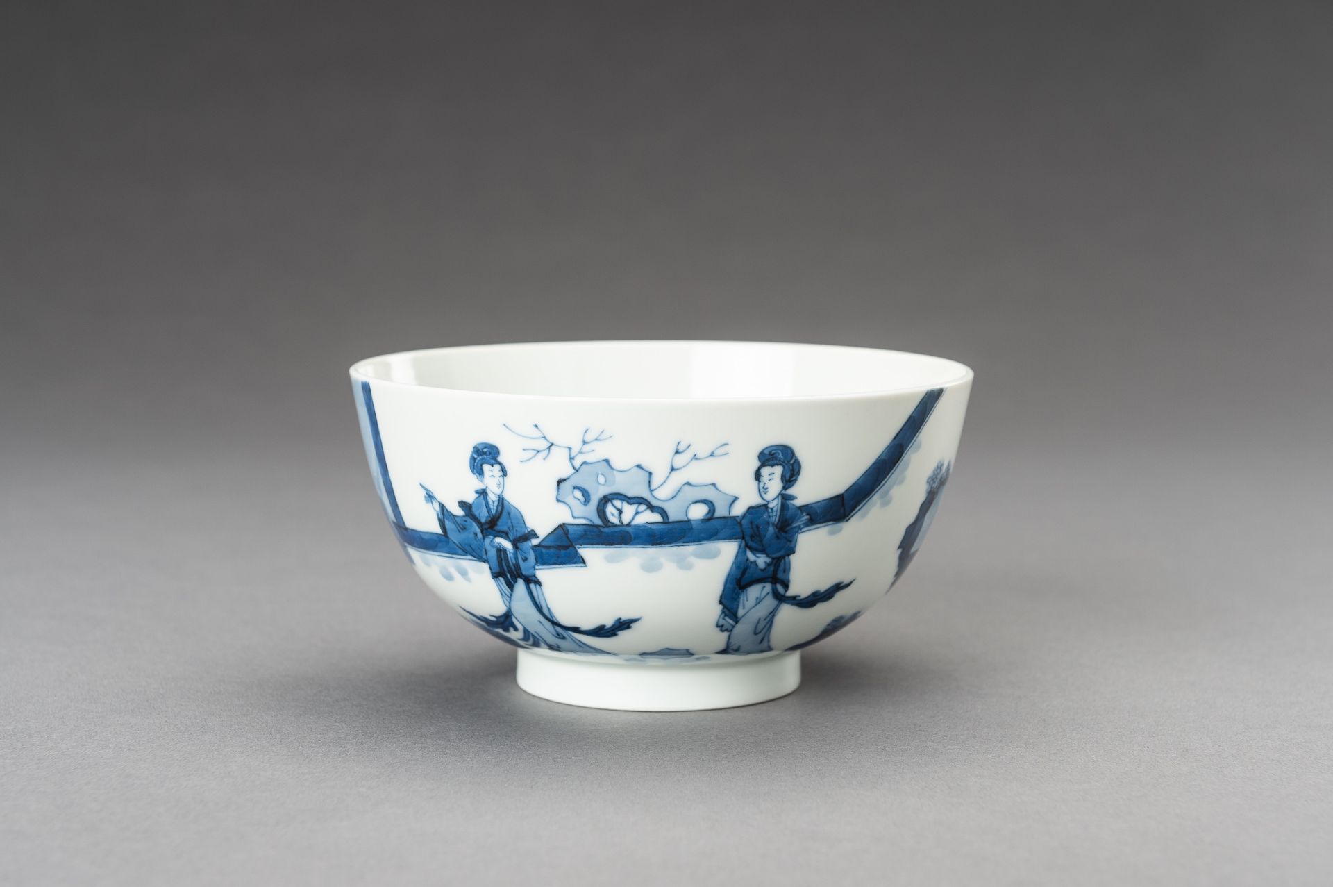 A KANGXI STYLE BLUE AND WHITE 'LADIES IN PALACE' PORCELAIN BOWL, 1920s - Image 7 of 14