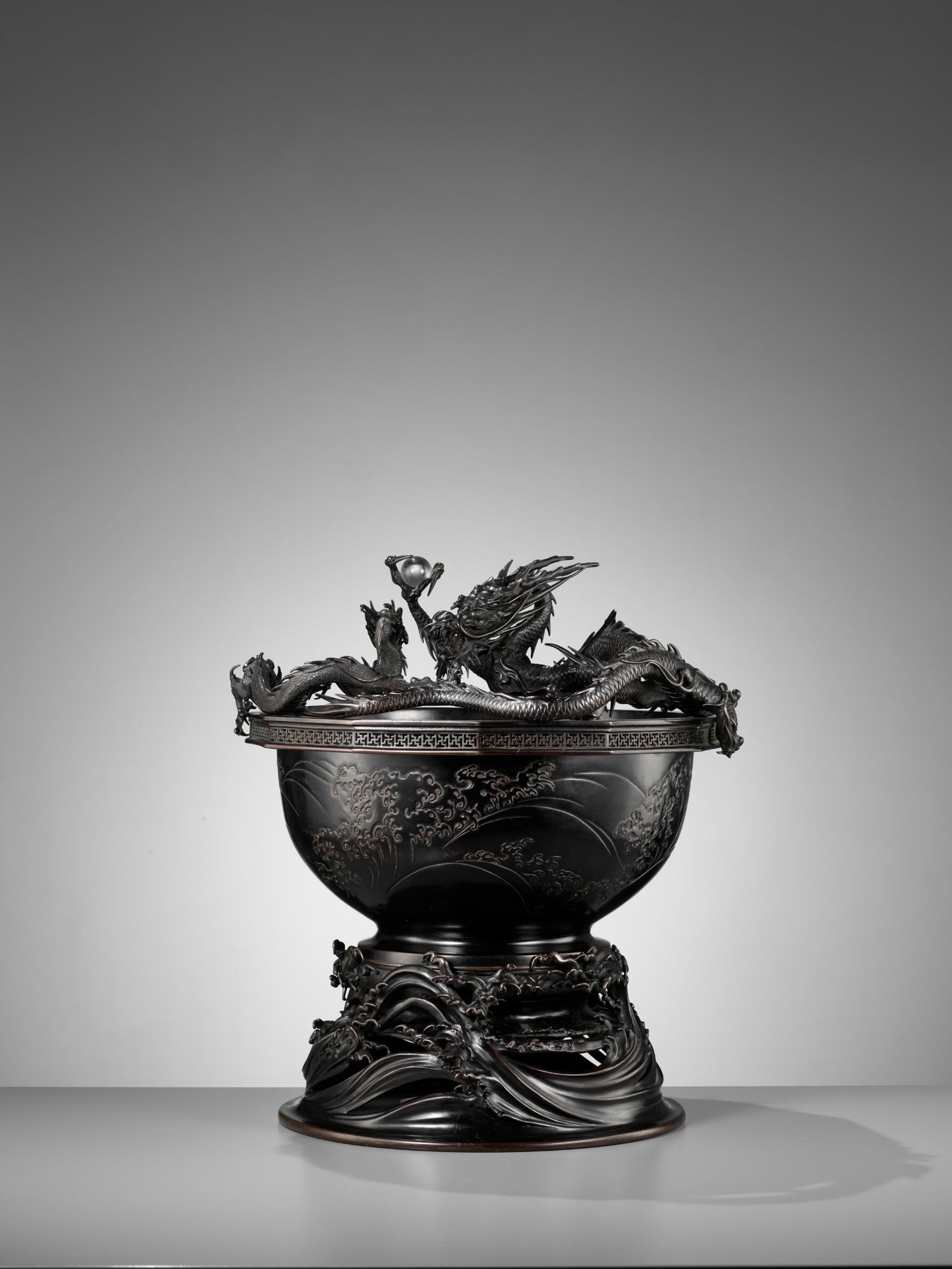 HIDEMITSU: A LARGE AND IMPRESSIVE BRONZE BOWL WITH TWO DRAGONS - Image 8 of 16