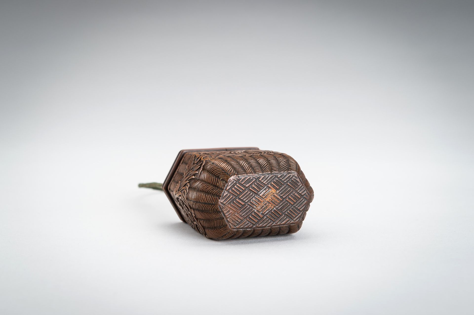 A MINIATURE BOXWOOD TONKOTSU IN SHAPE OF A WOVEN BASKET, EDO - Image 12 of 15