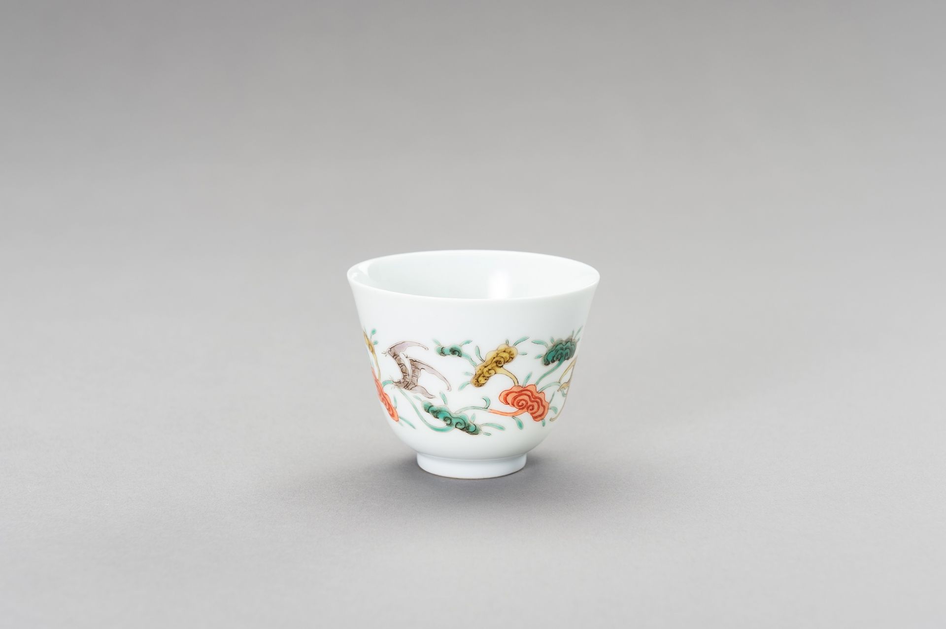 A 'LINGZHI AND BATS' PORCELAIN CUP, QING DYNASTY - Bild 11 aus 12