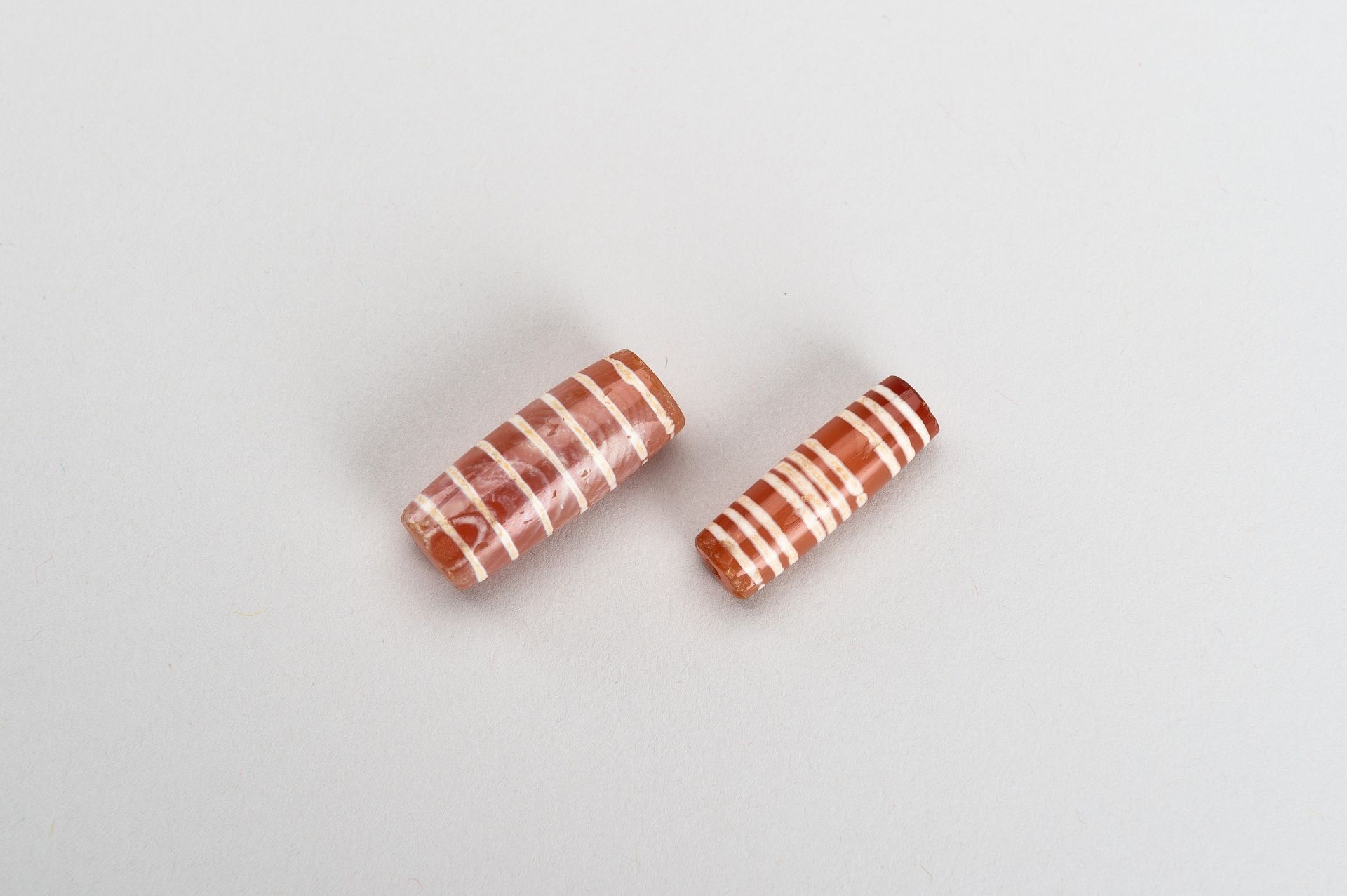 A GROUP OF FOUR ETCHED PYU CARNELIAN BEADS - Bild 4 aus 7