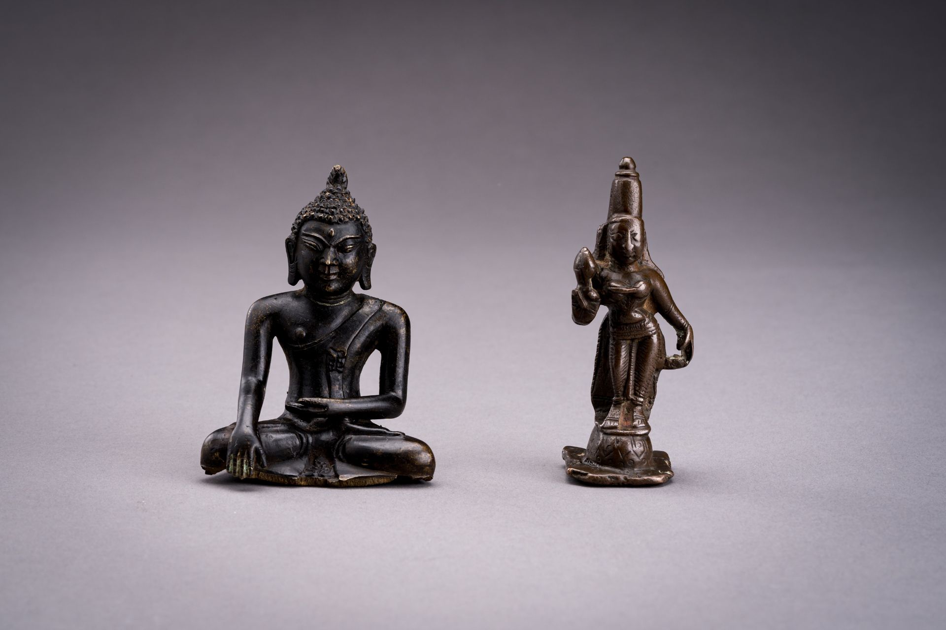 TWO INDIAN MINIATURE BRONZE FIGURES OF BUDDHA AND DEVI - Bild 4 aus 10