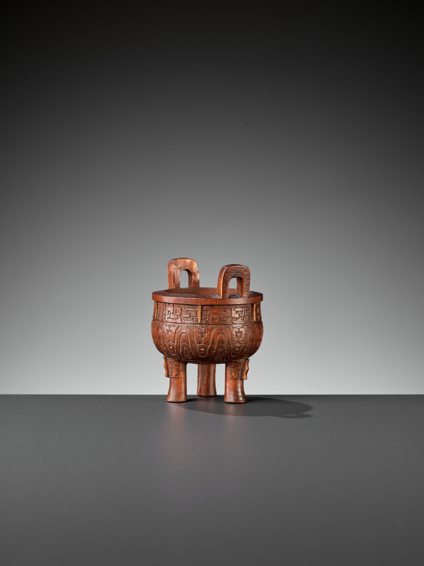 A BAMBOO 'ARCHAISTIC' MINIATURE TRIPOD CENSER, QING DYNASTY - Bild 2 aus 10