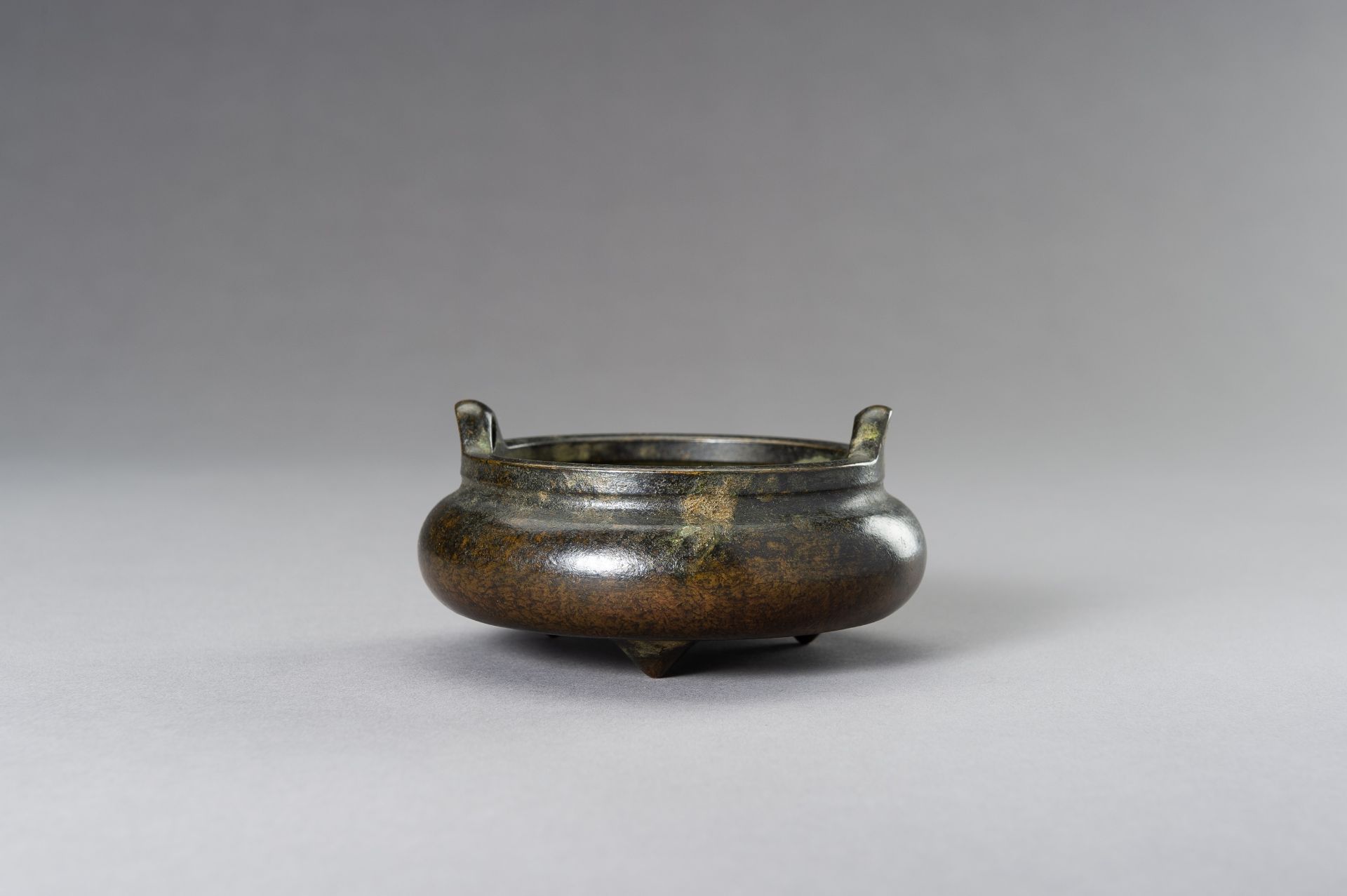 A SMALL BRONZE TRIPOD CENSER - Image 6 of 10