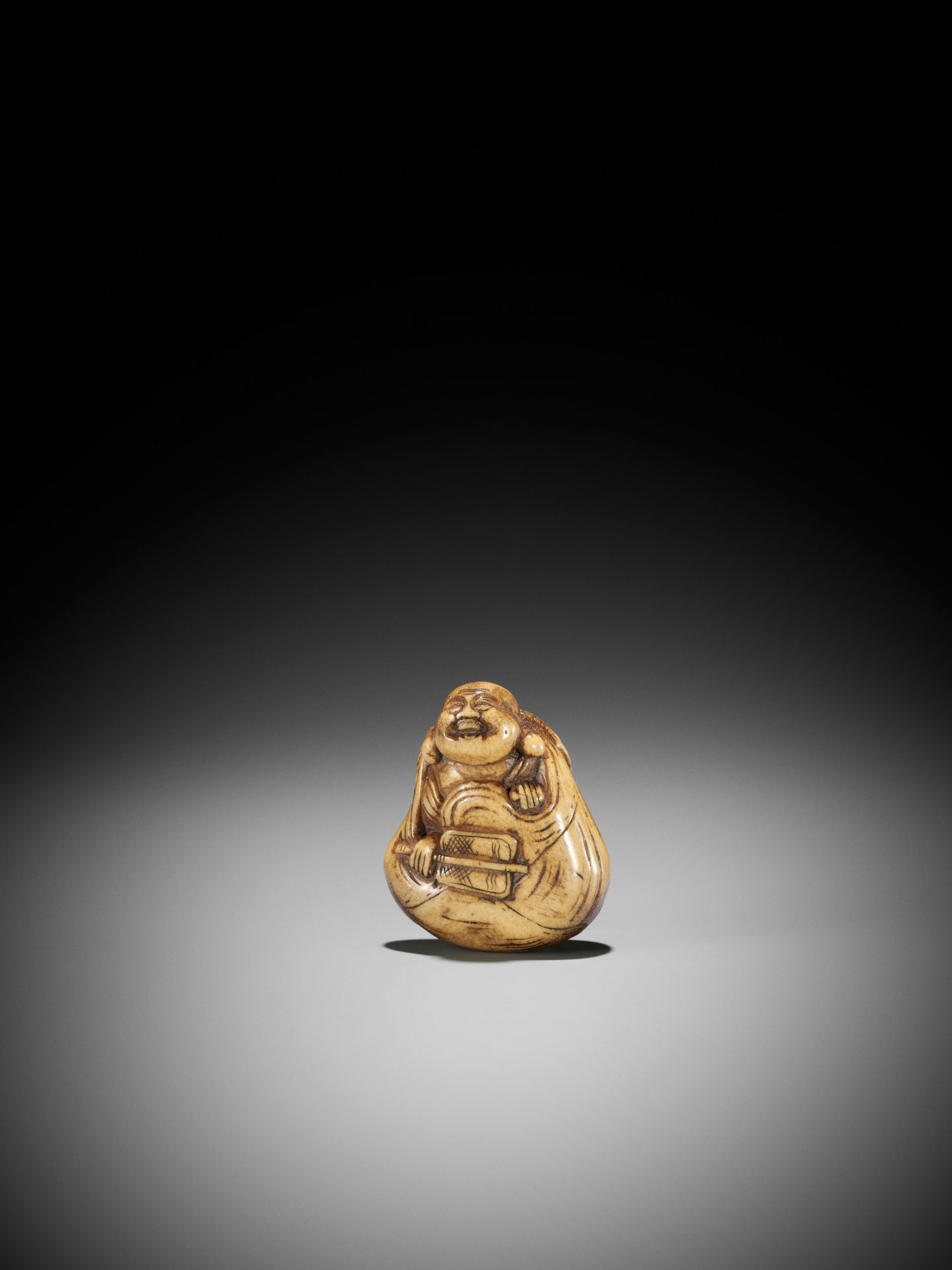 A LARGE STAG ANTLER NETSUKE OF HOTEI INSIDE HIS TREASURE BAG - Image 5 of 10