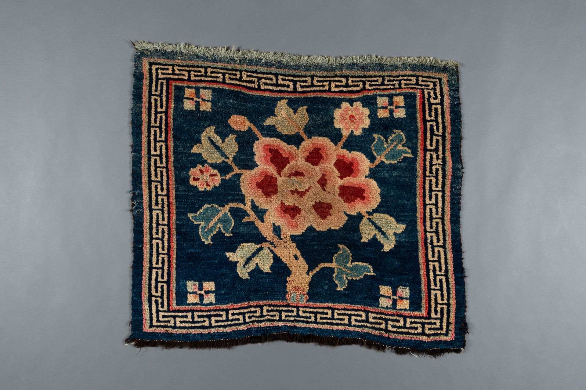 A SMALL 'FLORAL' TIBETAN RUG, c. 1900 - Bild 2 aus 8