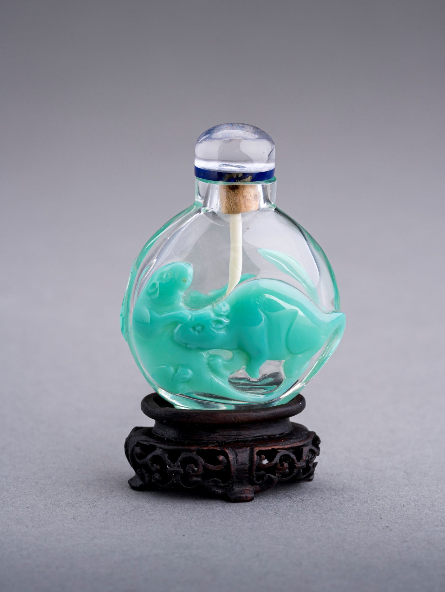 A TURQUOISE OVERLAY GLASS 'RATS' SNUFF BOTTLE, c. 1920s