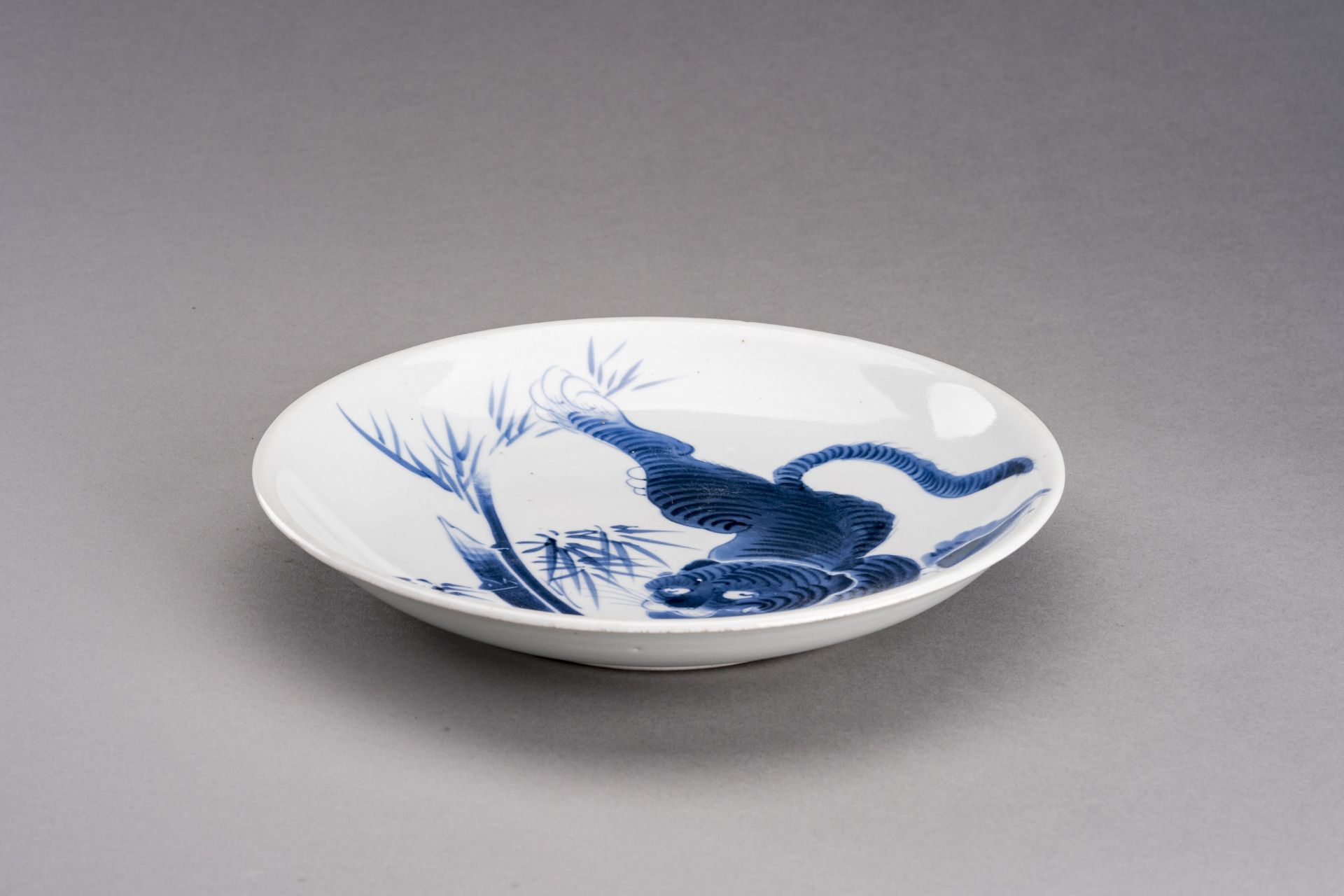 A BLUE AND WHITE ARITA IMARI PORCELAIN DISH 'TIGER AND BAMBOO', MEIJI - Image 6 of 7