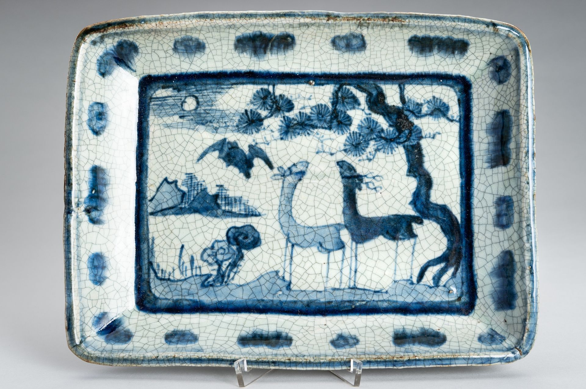 AN UNDERGLAZE BLUE PORCELAIN TRAY WITH DEER, EDO - Bild 5 aus 11