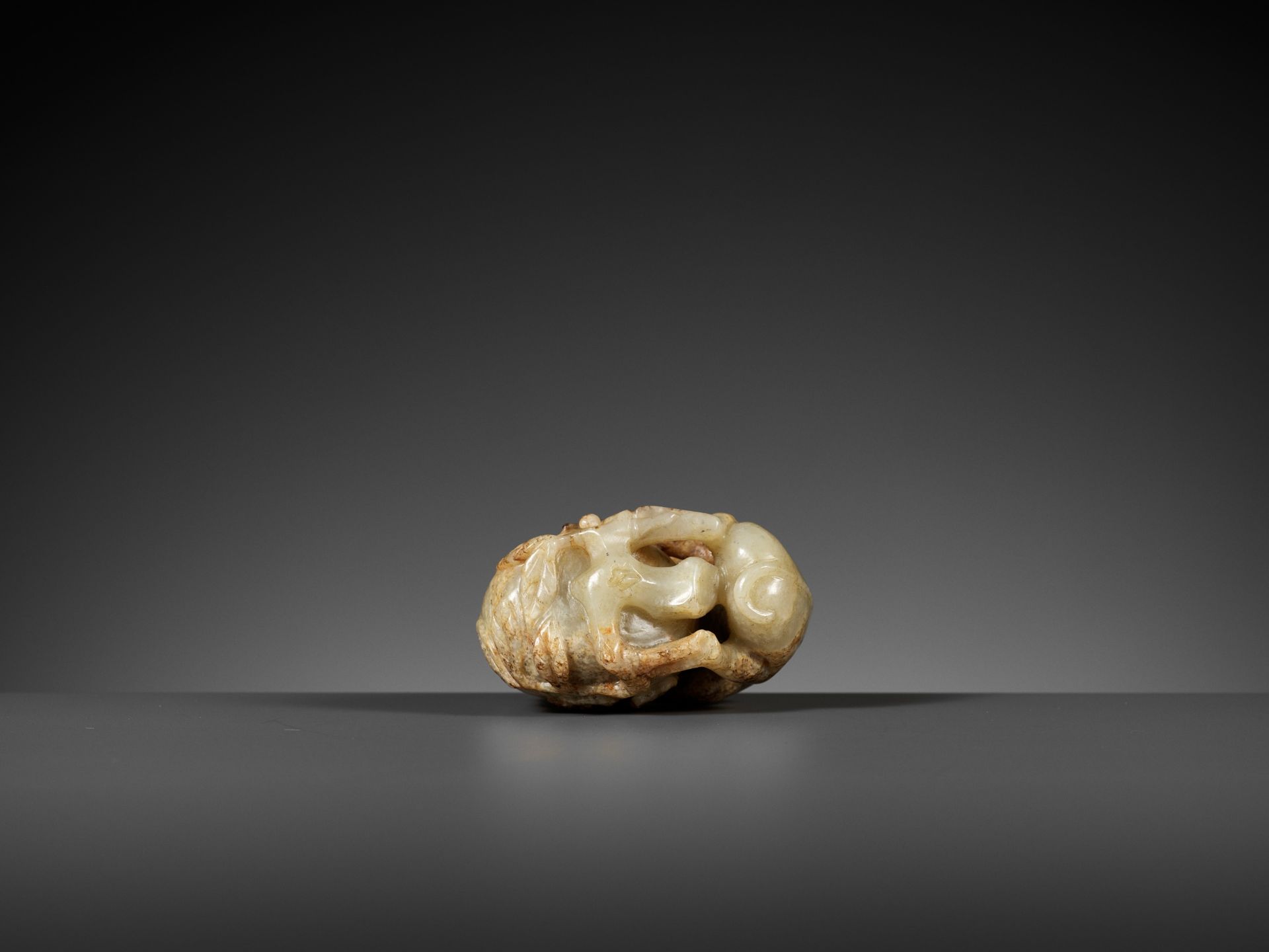 A MOTTLED PALE CELADON JADE 'MONKEY AND PEACH' FIGURE, 17TH - 18TH CENTURY - Image 10 of 10