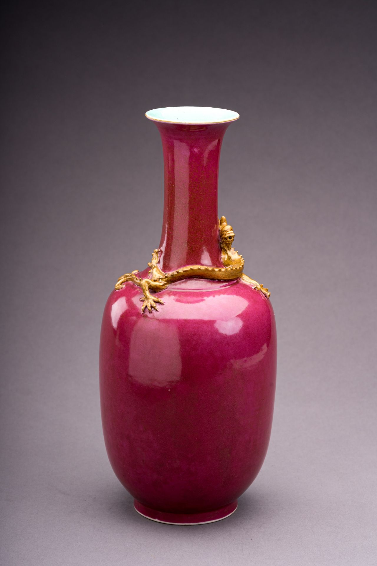 A DARK PINK GLAZED 'CHILONG' VASE - Bild 2 aus 7