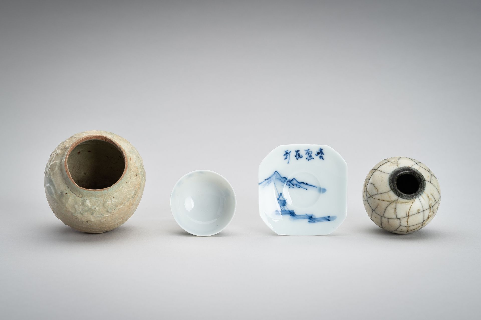 A GROUP OF THREE CERAMIC AND PORCELAIN ITEMS - Bild 2 aus 14