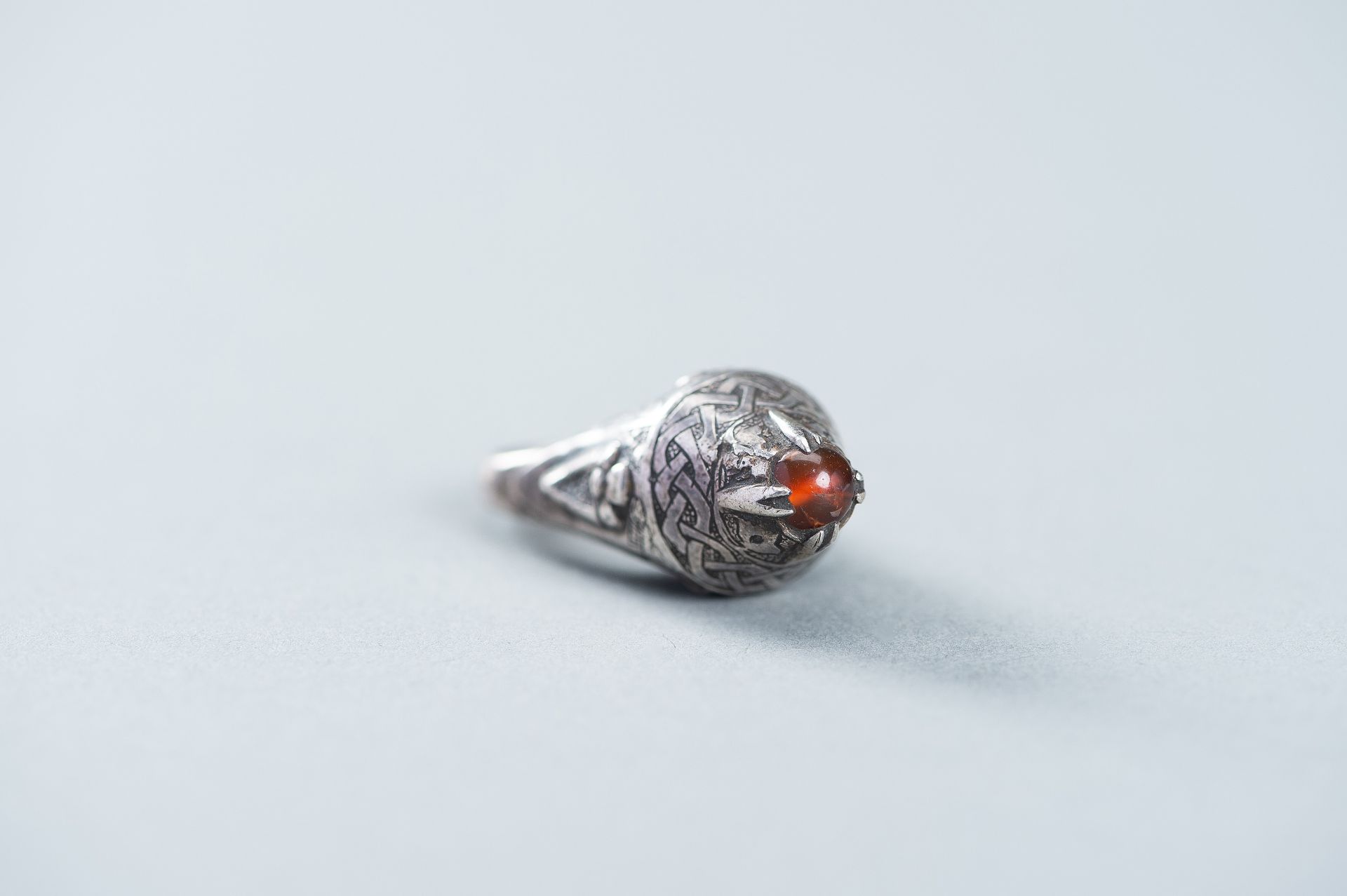 AN AGATE INSET PERSIAN SILVER RING - Image 7 of 10