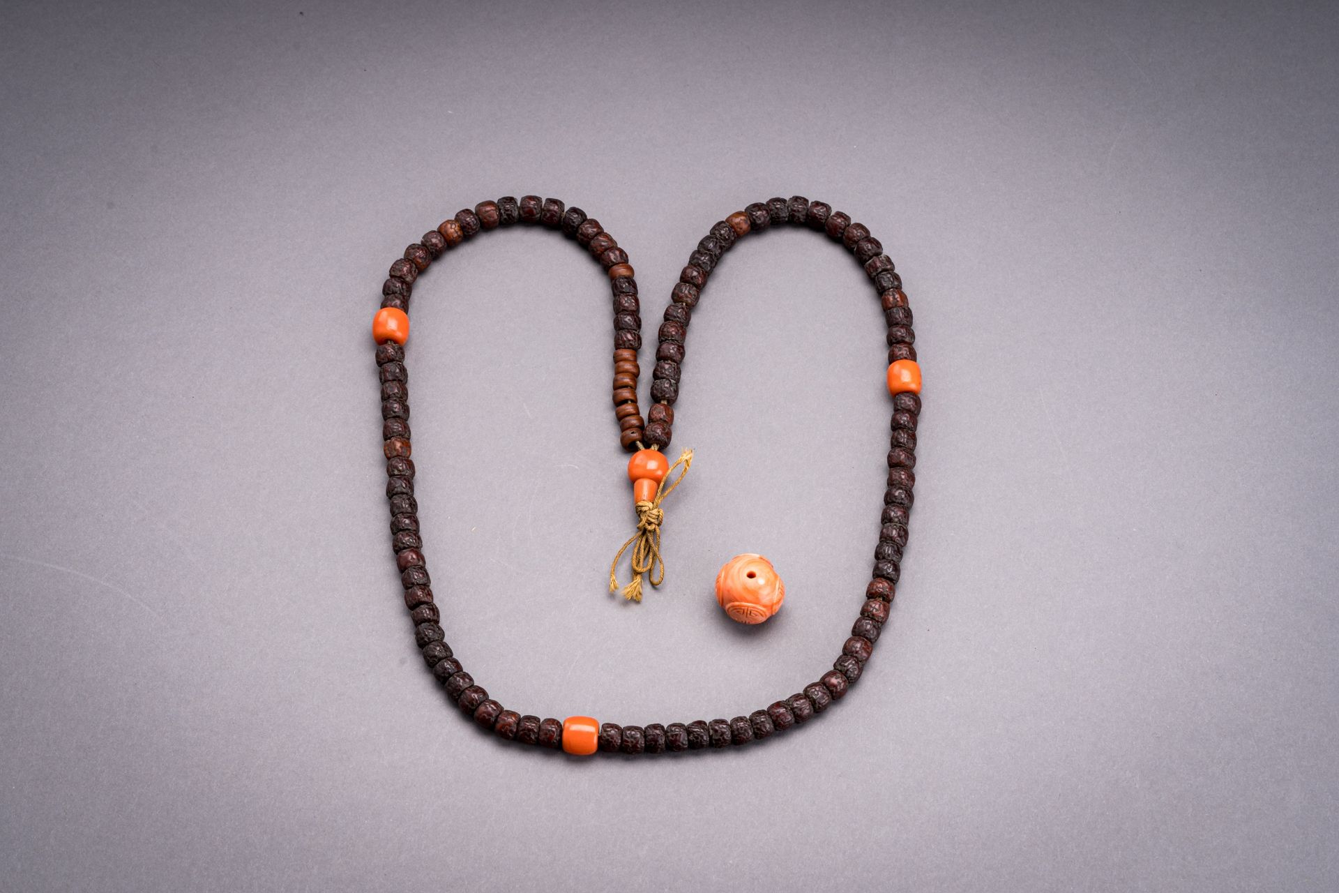 A LOT WITH A 108-BEAD MALA AND A CORAL BEAD - Image 4 of 5