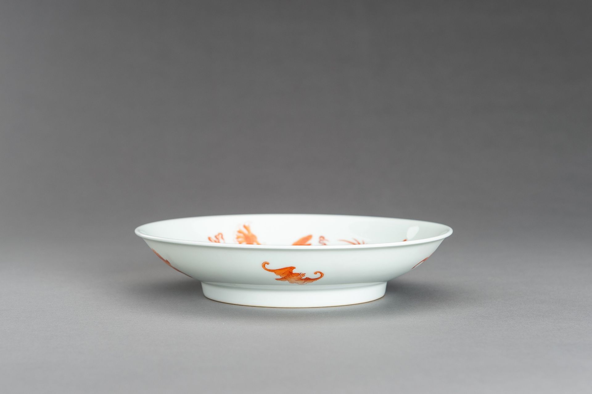 AN IRON-RED 'DRAGON AND BATS' PORCELAIN DISH - Image 5 of 10