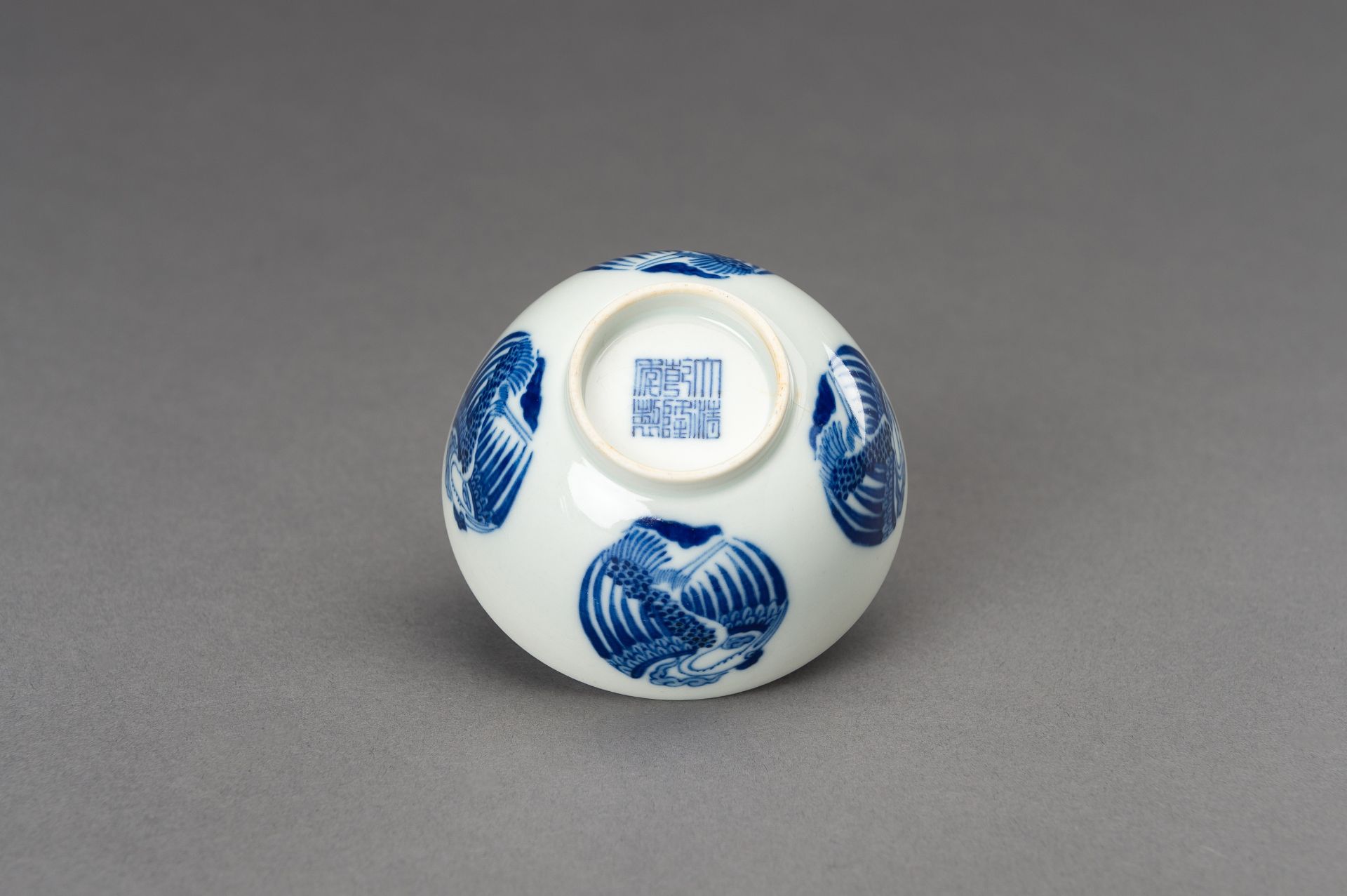 A BLUE AND WHITE 'PHOENIX MEDALLIONS' PORCELAIN BOWL, c. 1930s - Image 10 of 12