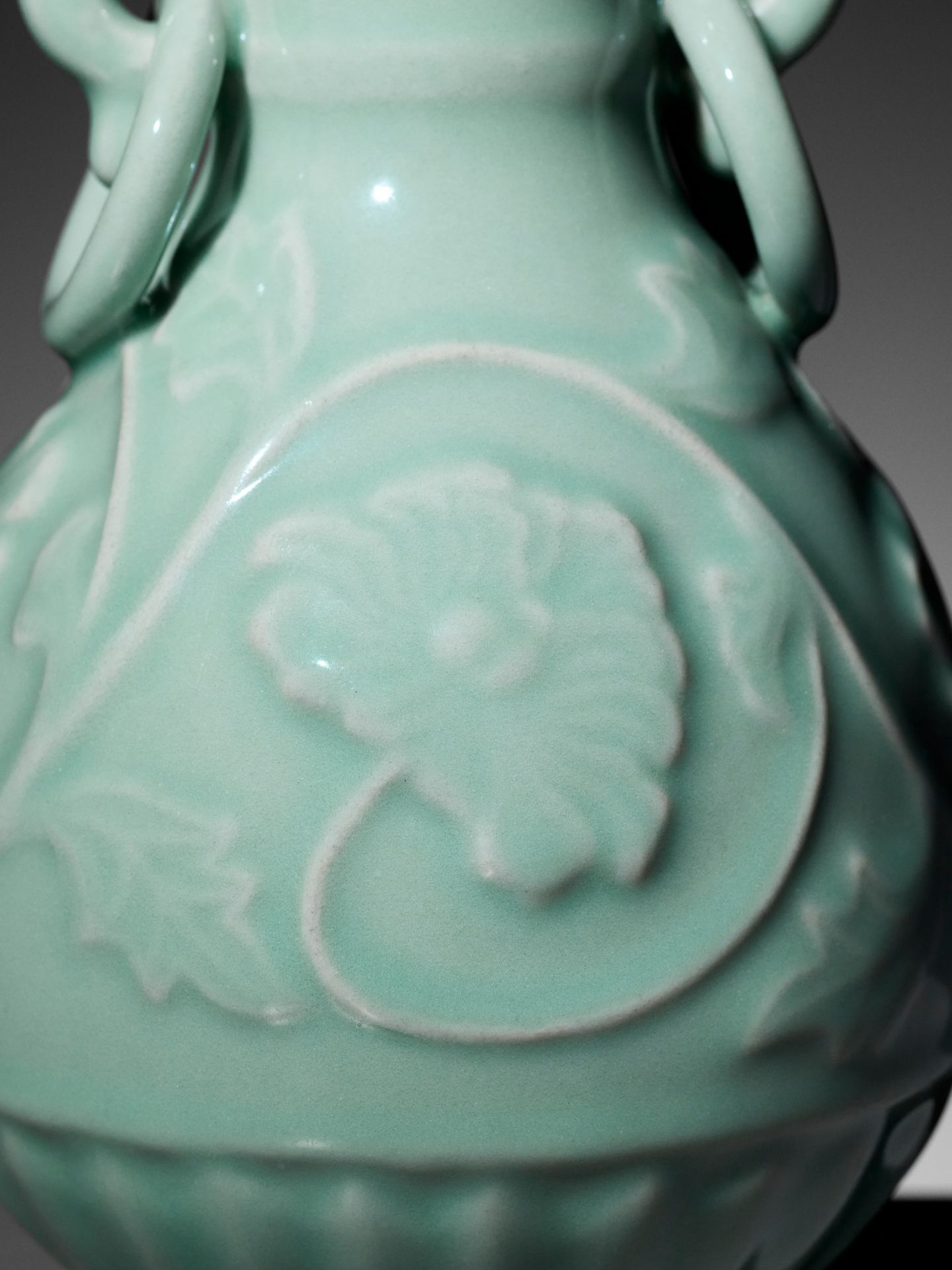 A LONGQUAN CELADON RING-HANDLED VASE, YUHUCHUNPING, 1900s - Bild 3 aus 12