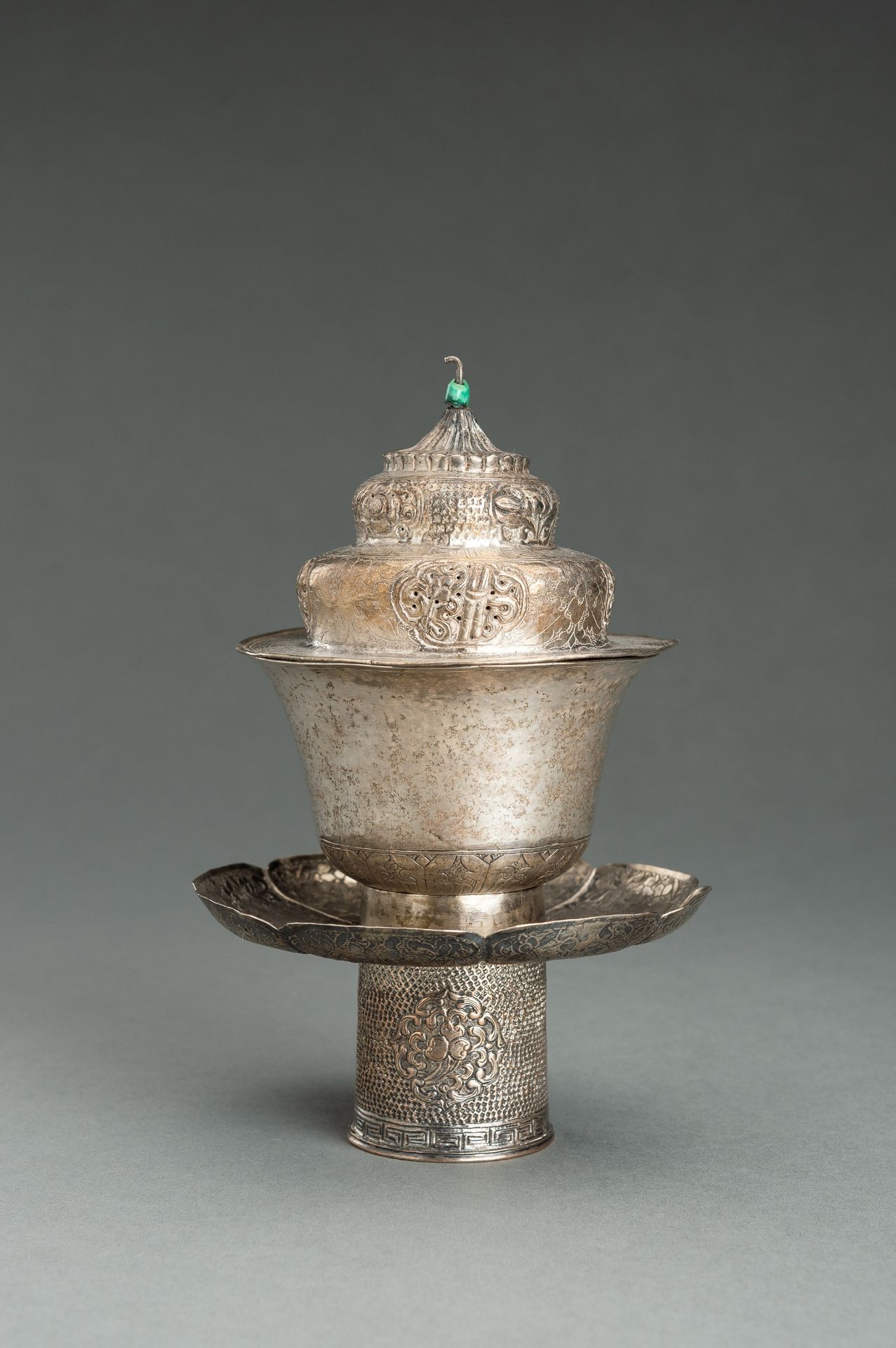 A TIBETAN SILVER BUTTER TEA SET, 19th CENTURY - Bild 4 aus 9