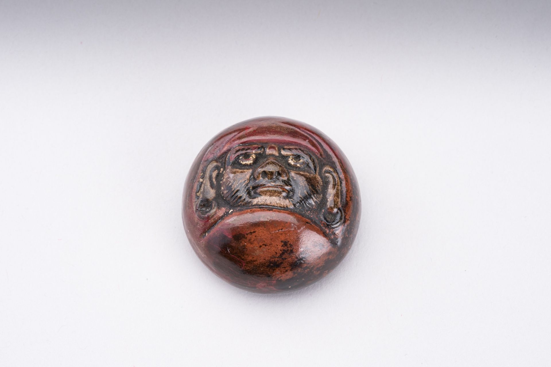 A HIDA SCHOOL WOOD NETSUKE AND A CERAMIC NETSUKE OF DARUMA - Image 2 of 10