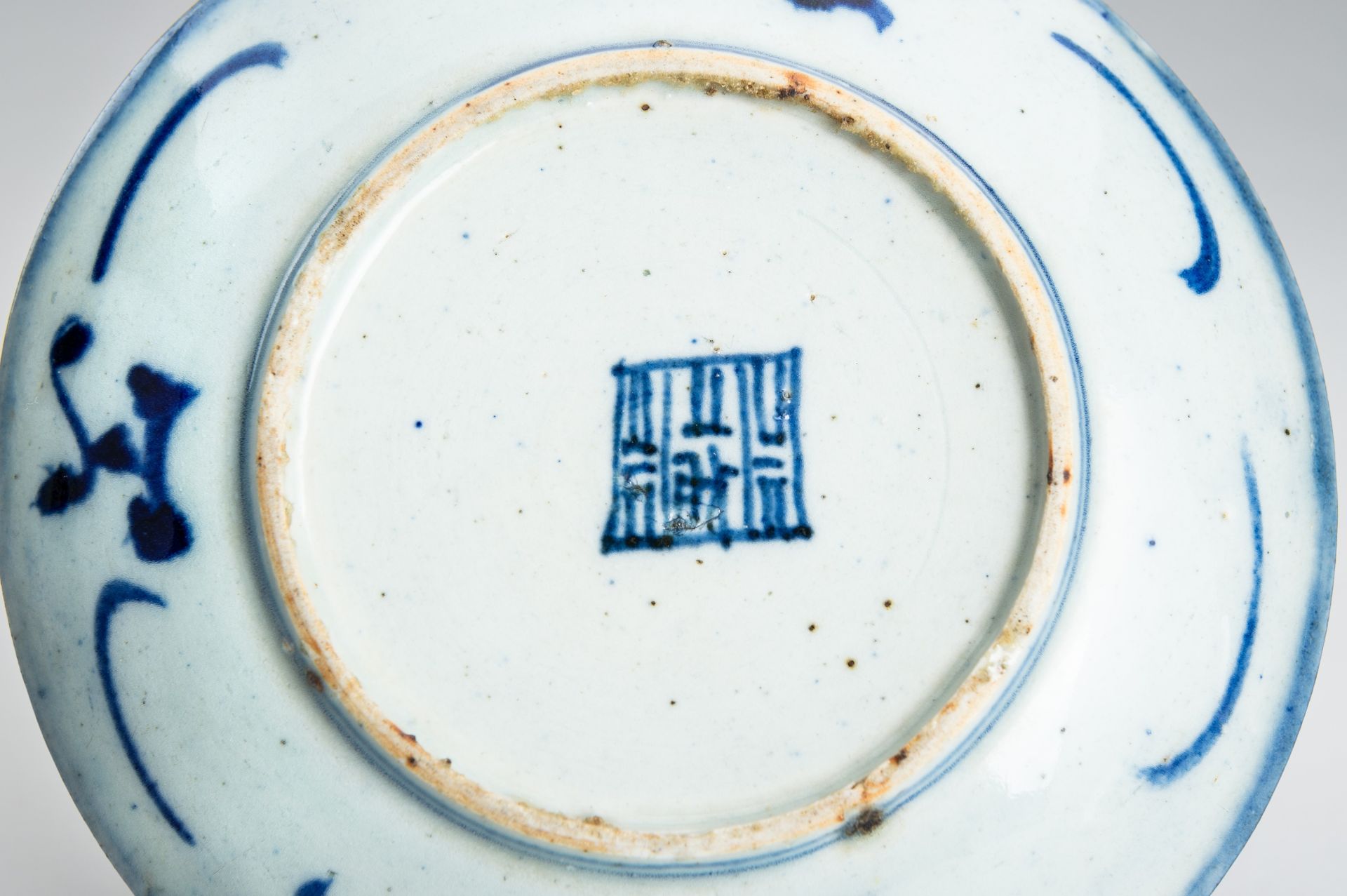 A LOT WITH THREE BLUE AND WHITE PORCELAIN DISHES, EDO - Image 7 of 17