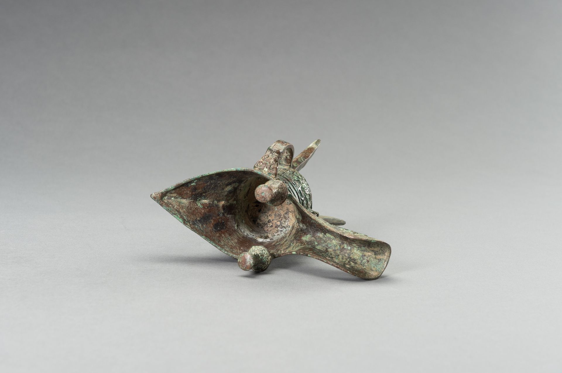 AN ARCHAISTIC SHANG-STYLE BRONZE RITUAL TRIPOD WINE VESSEL, JUE - Image 8 of 9