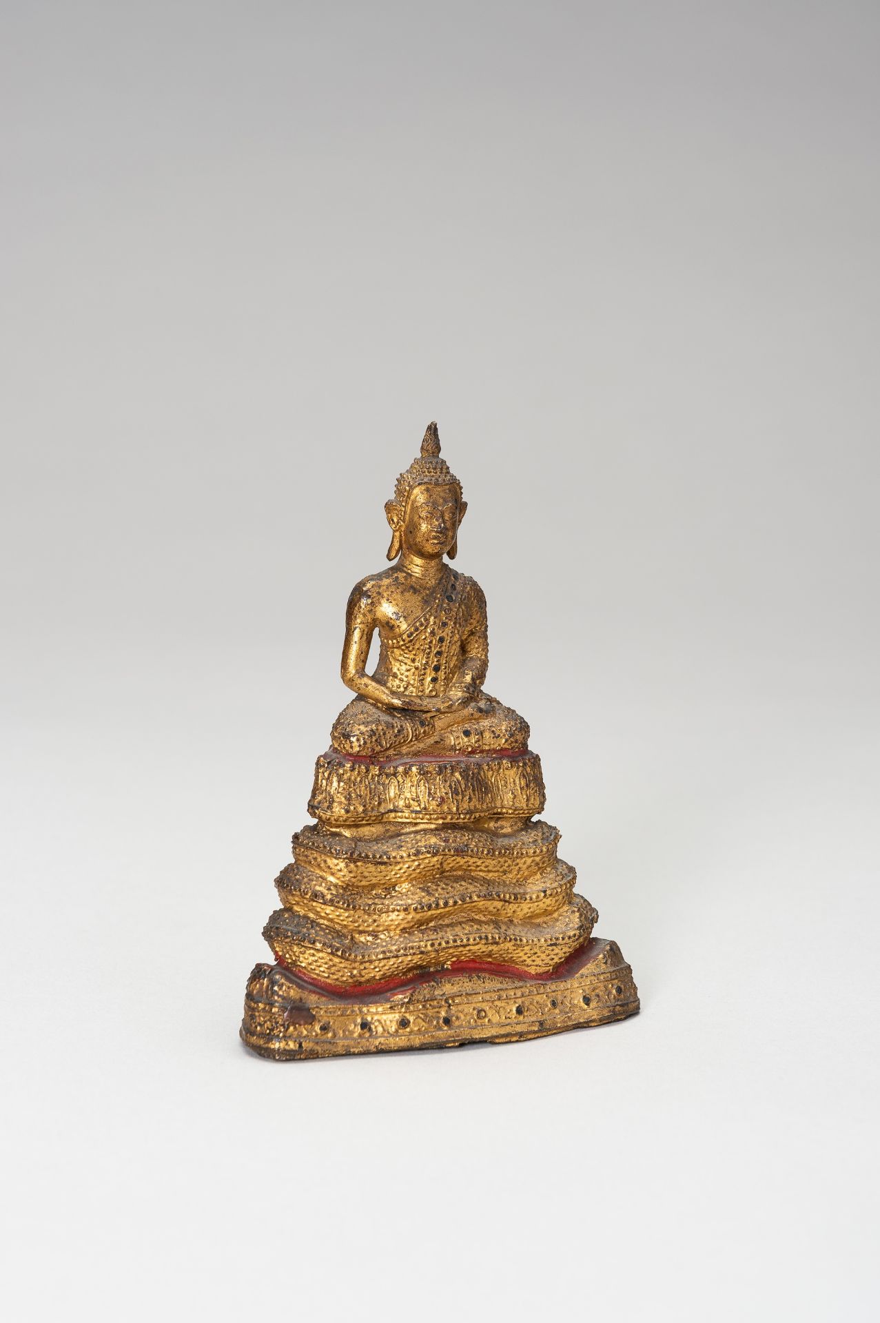 A SMALL LACQUER GILT BRONZE FIGURE OF A SEATED BUDDHA - Image 6 of 9