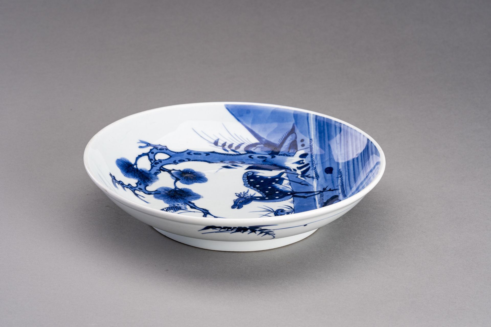 A BLUE AND WHITE 'DEER AND CRANE' PORCELAIN DISH, QING DYNASTY - Image 4 of 7