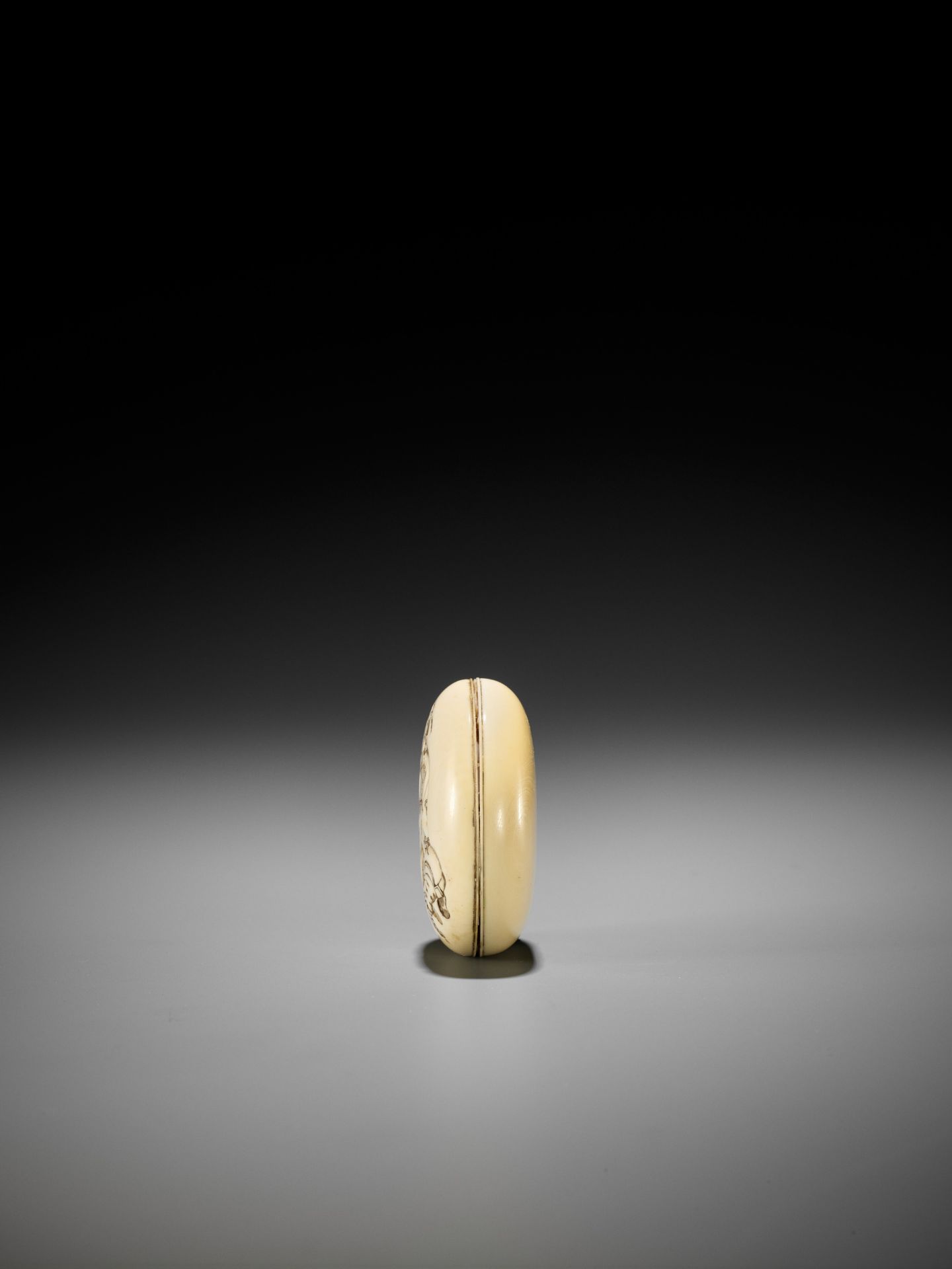 KOJU: AN AMUSING IVORY MANJU NETSUKE OF SHOKI AND ONI - Bild 2 aus 8