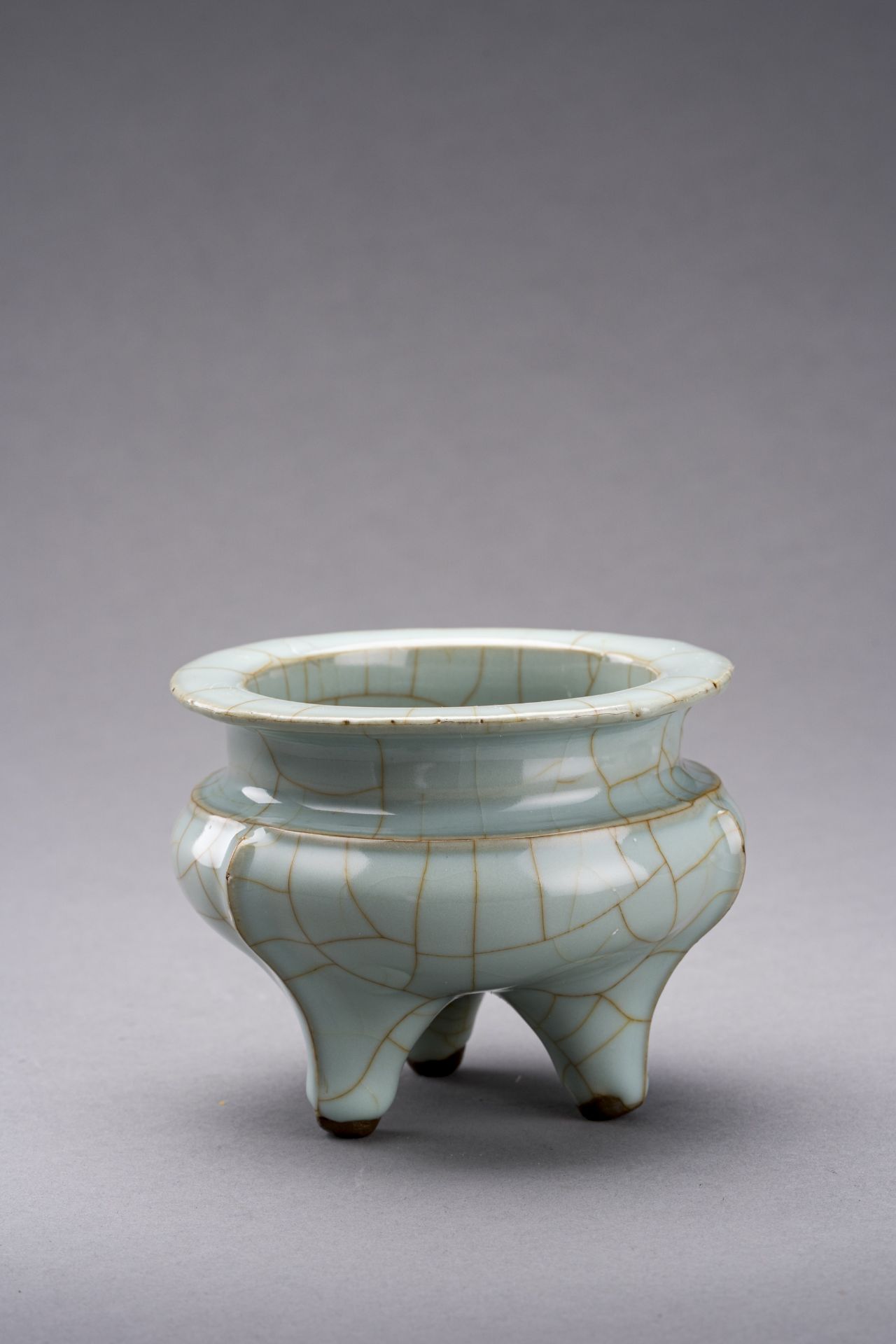 A LONGQUAN CELADON PORCELAIN TRIPOD CENSER, QING DYNASTY - Image 4 of 6