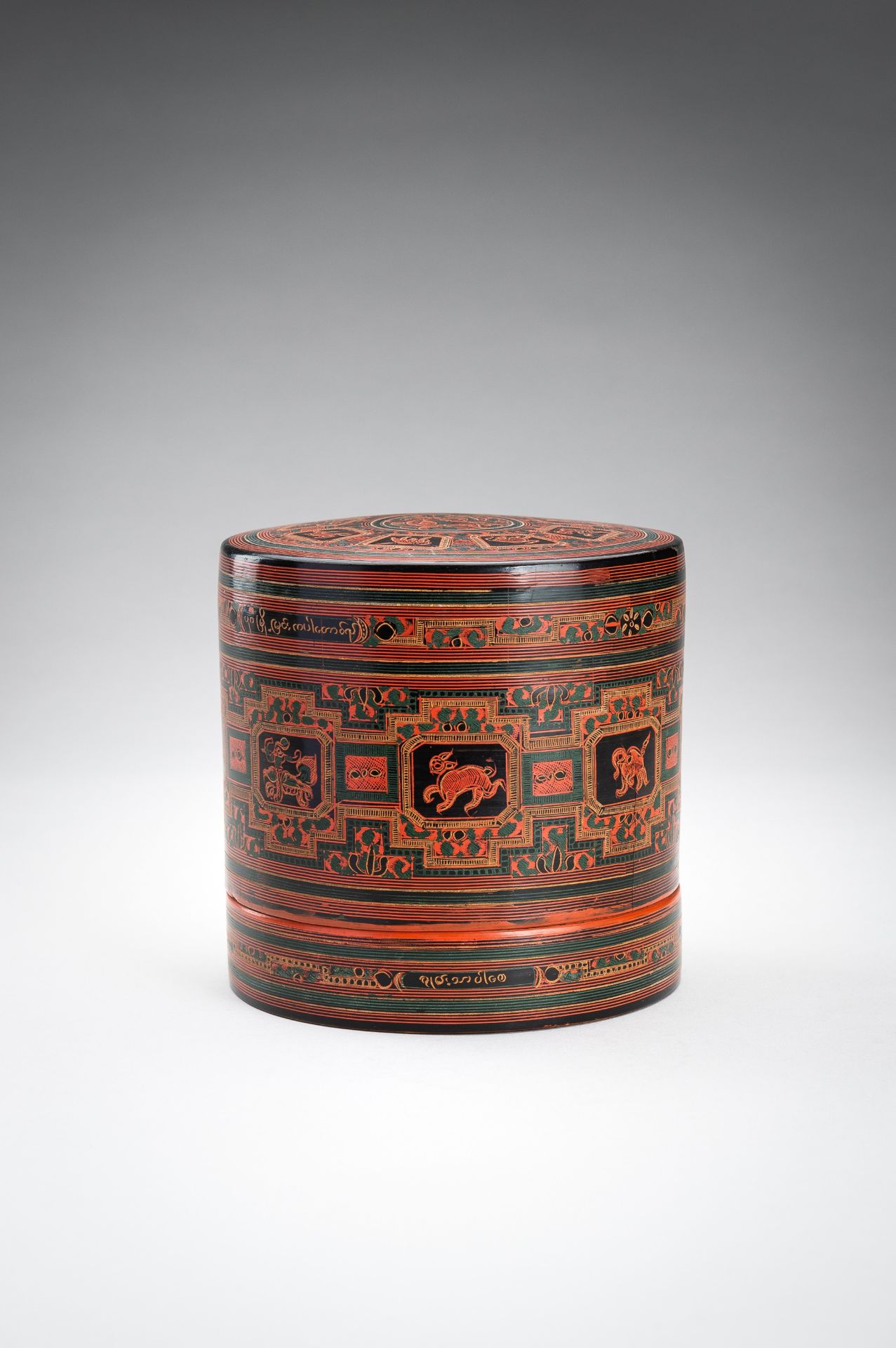 A BURMESE LACQUER BETEL BOX AND COVER, 1900s - Bild 13 aus 19