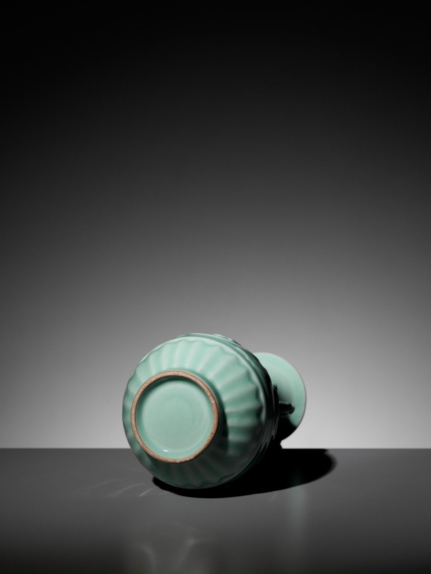 A LONGQUAN CELADON RING-HANDLED VASE, YUHUCHUNPING, 1900s - Bild 12 aus 12