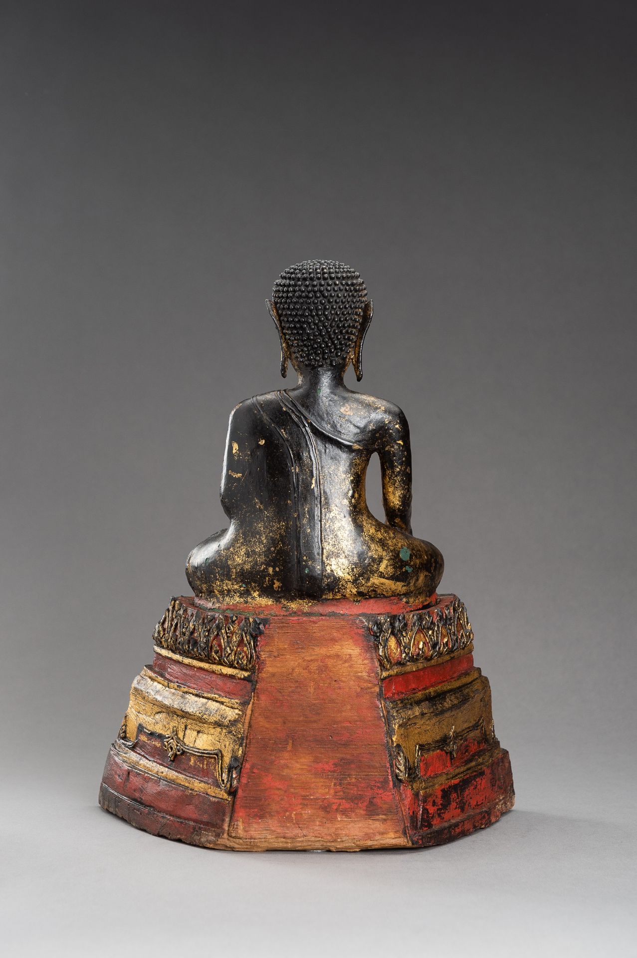 A BURMESE LACQUERED WOOD FIGURE OF BUDDHA SHAKYAMUNI - Image 9 of 11