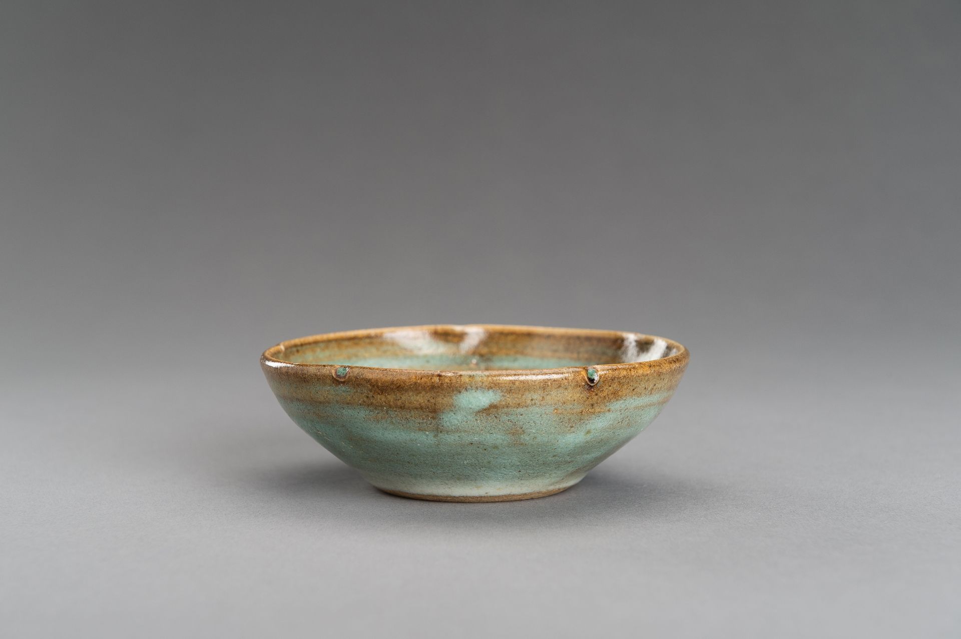 A LOBED TURQUOISE AND BROWN GLAZED CERAMIC BOWL - Image 5 of 12