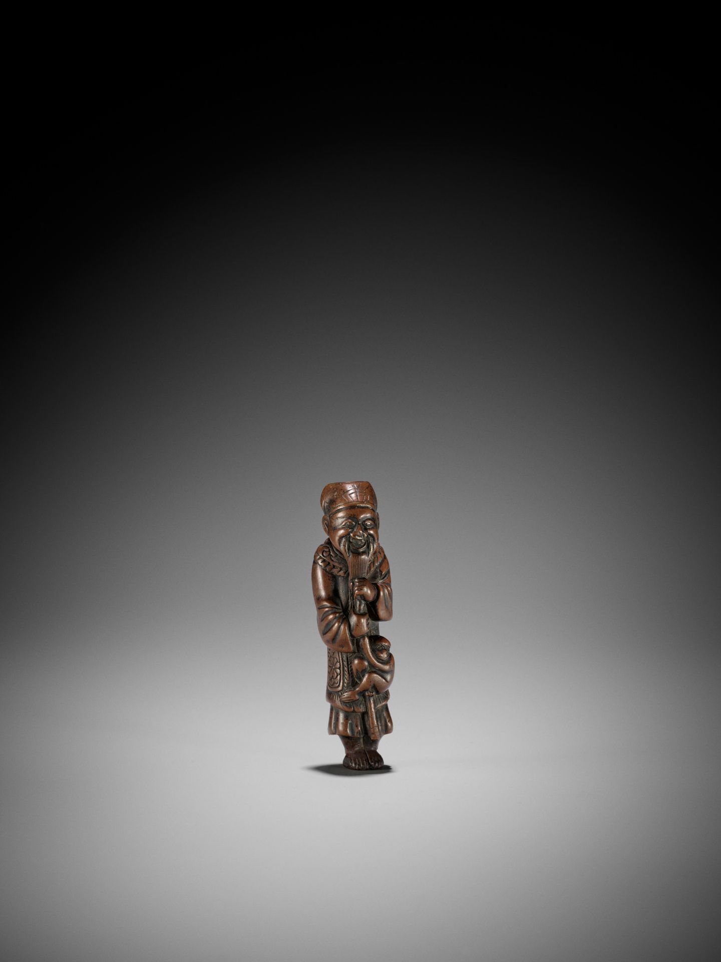 AN UNUSUAL WOOD NETSUKE OF A CHINESE SARUMAWASHI (MONKEY TRAINER) - Image 7 of 8