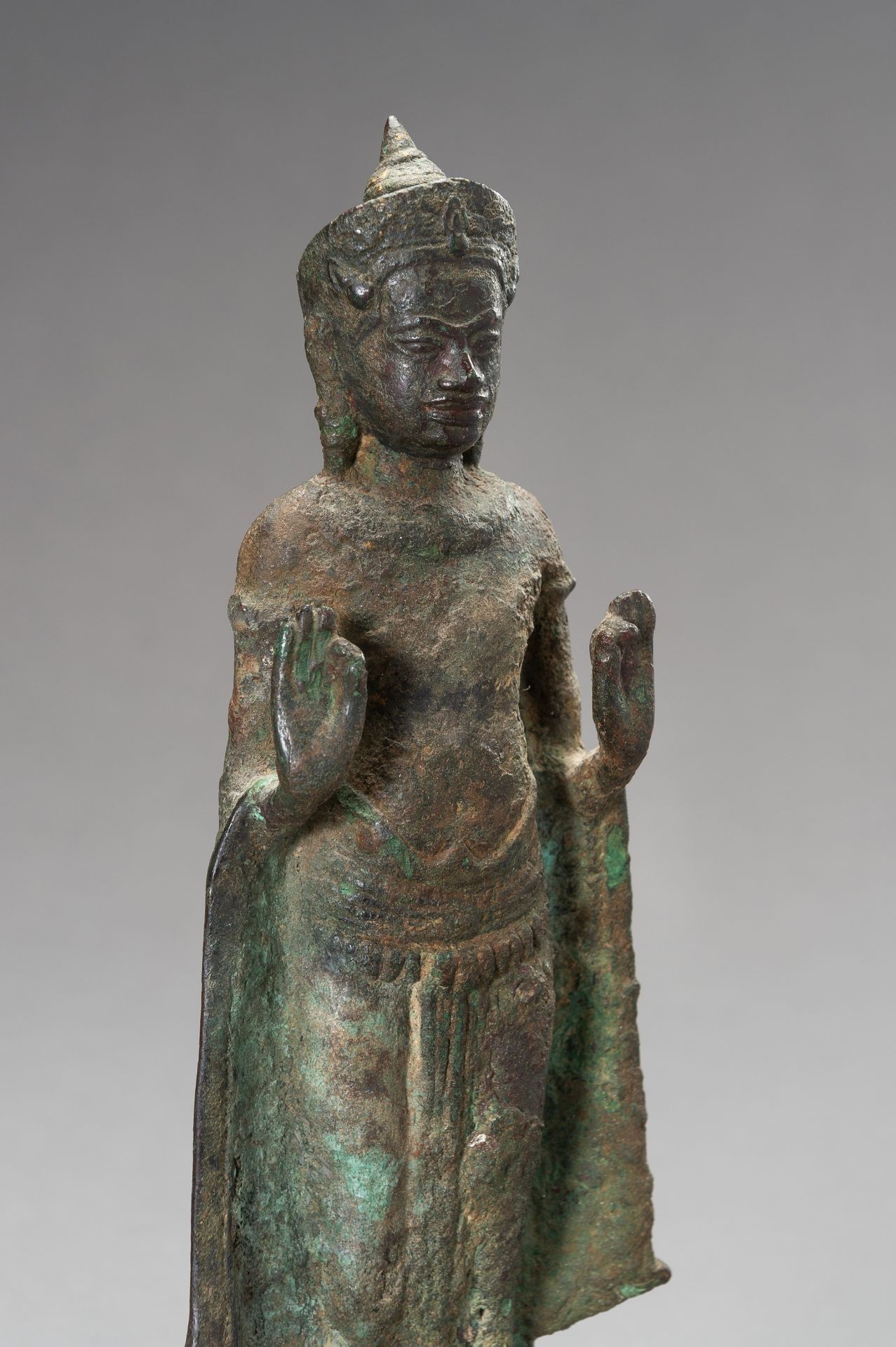 A KHMER BRONZE FIGURE OF A CROWNED BUDDHA, 13TH CENTURY - Image 8 of 12