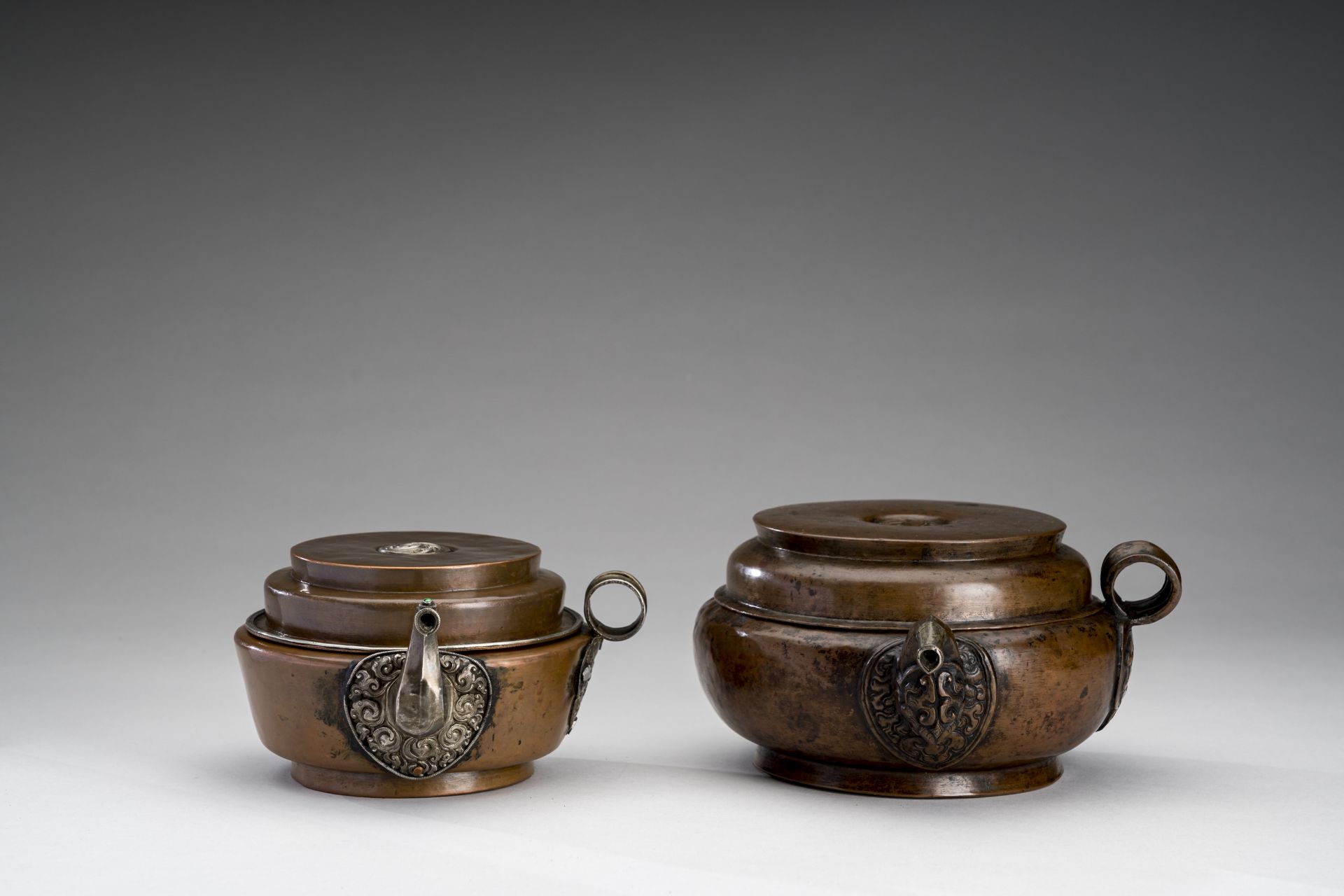 TWO RITUAL TIBETAN COPPER WATERPOTS, 19th CENTURY - Bild 3 aus 10