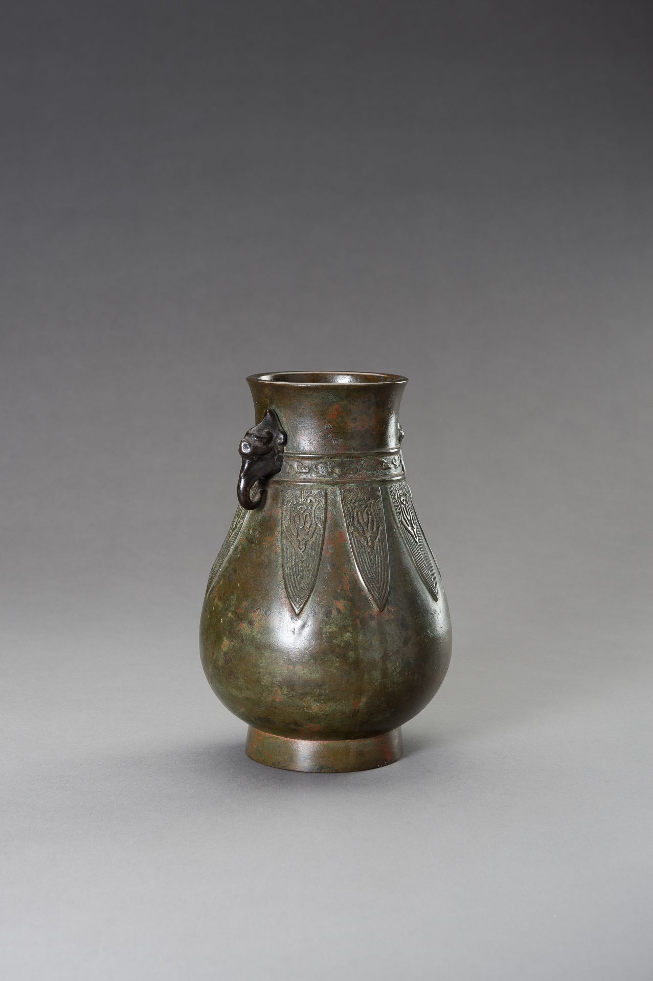 AN ARCHAISTIC BRONZE VASE - Image 6 of 9