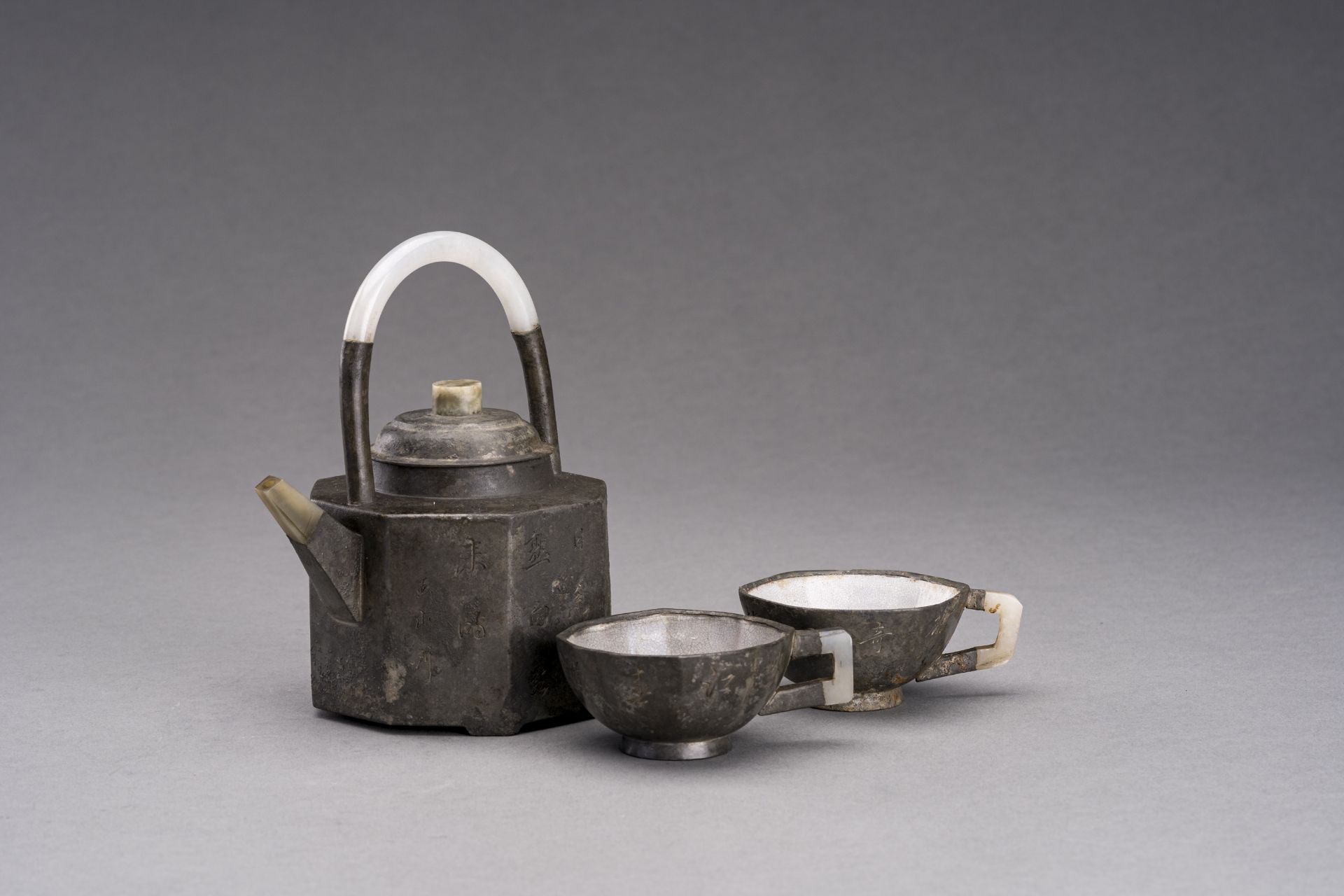 A YIXING PEWTER-ENCASED AND JADE-INSET TEAPOT AND TWO CUPS, 1900s - Bild 2 aus 18
