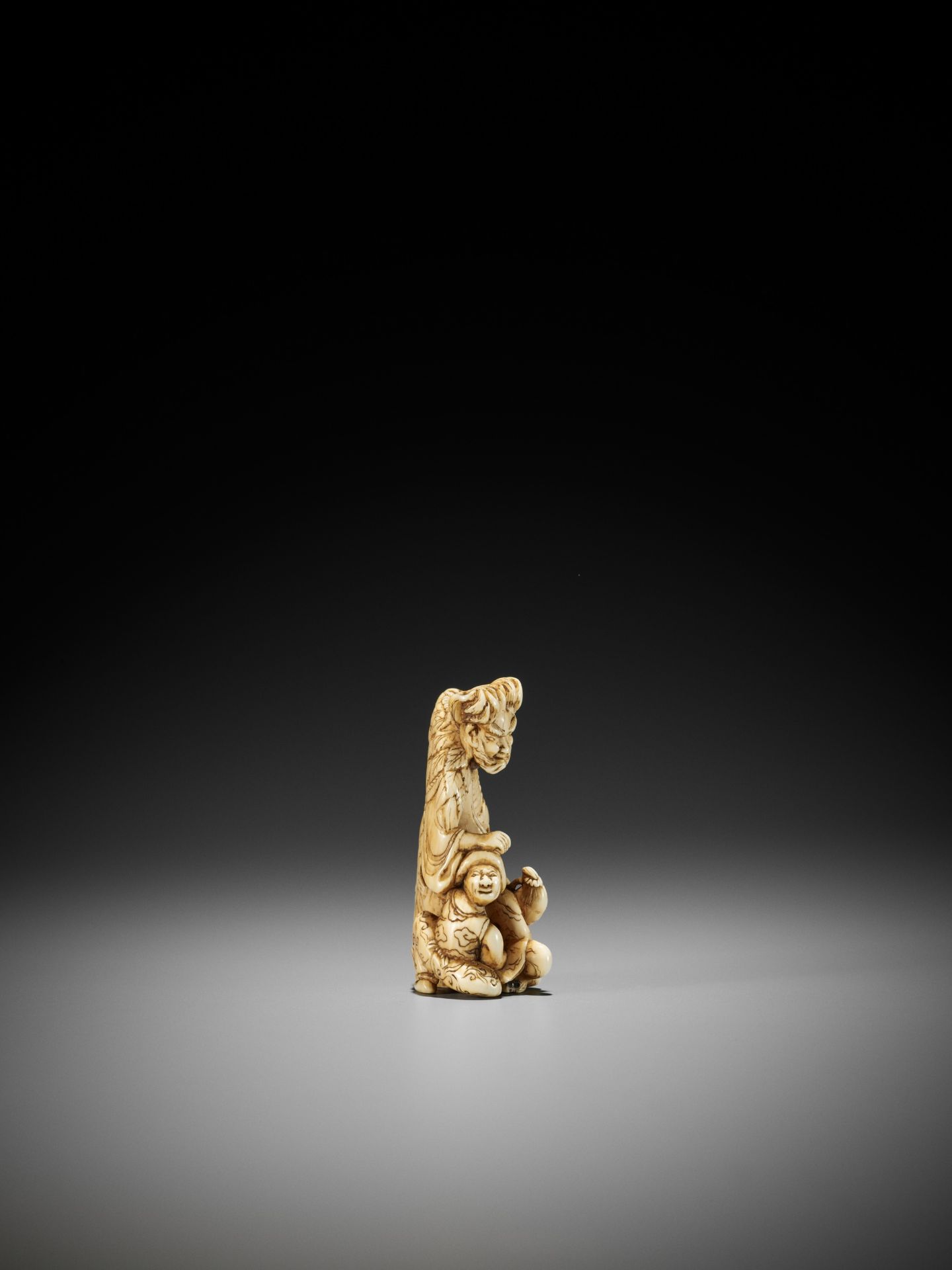 A RARE AND UNUSUAL IVORY NETSUKE OF A SENNIN AND TWO ATTENDANTS - Image 7 of 11